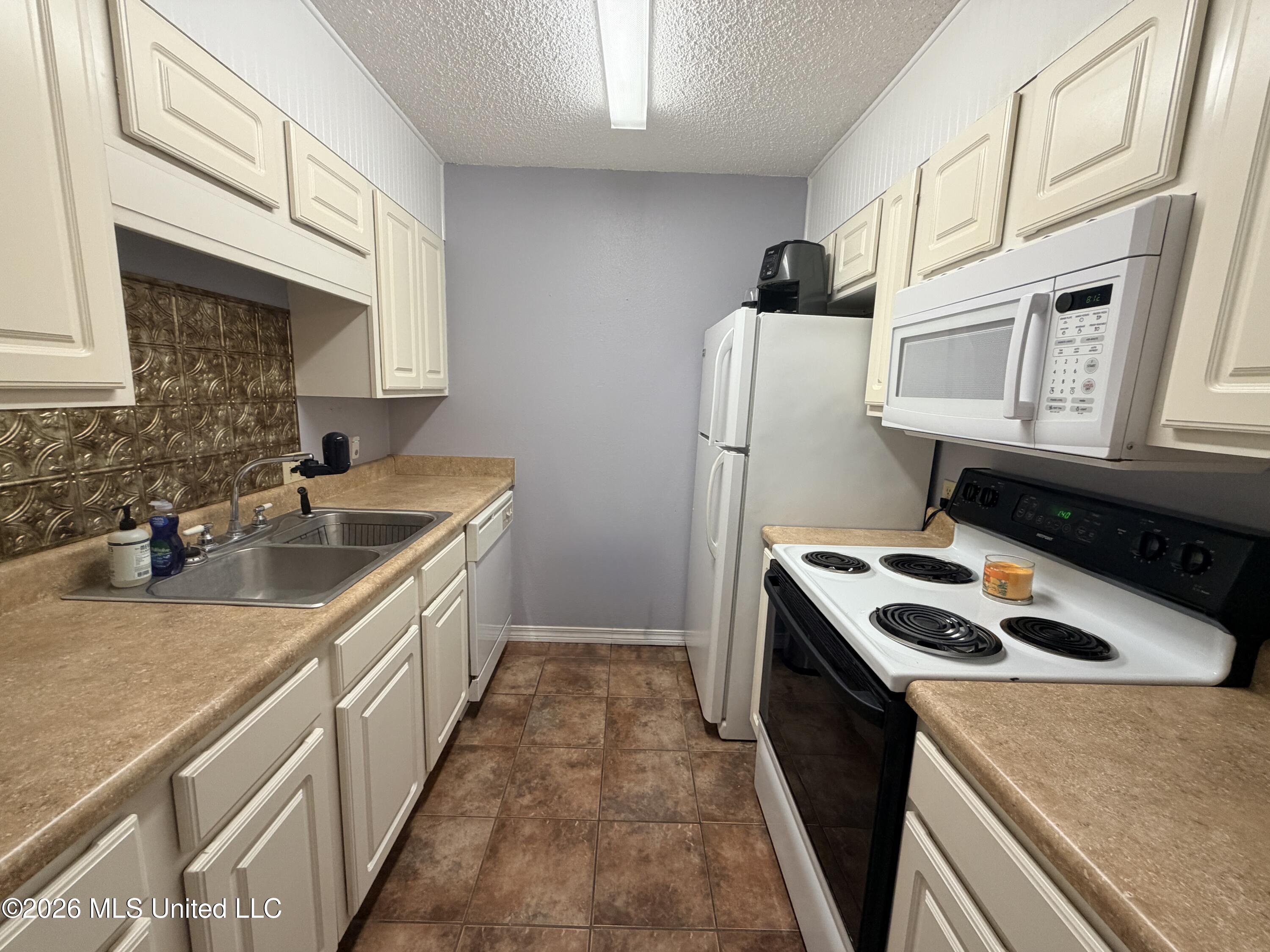 1550 E 2nd Property Photo 9