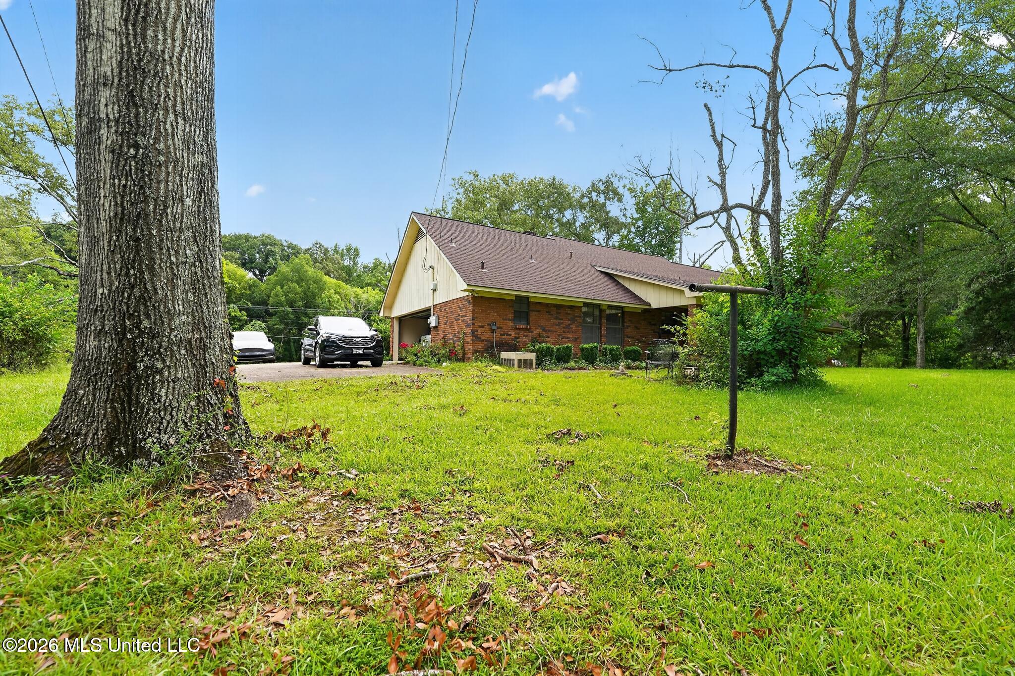 6077 N Mcraven Road Property Photo 2