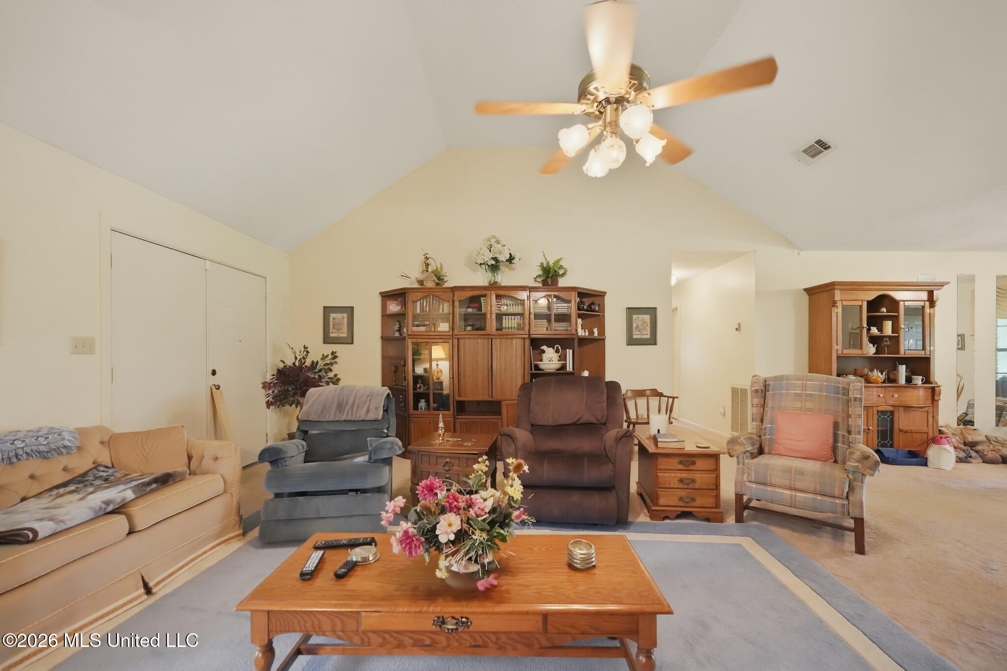 6077 N Mcraven Road Property Photo 7
