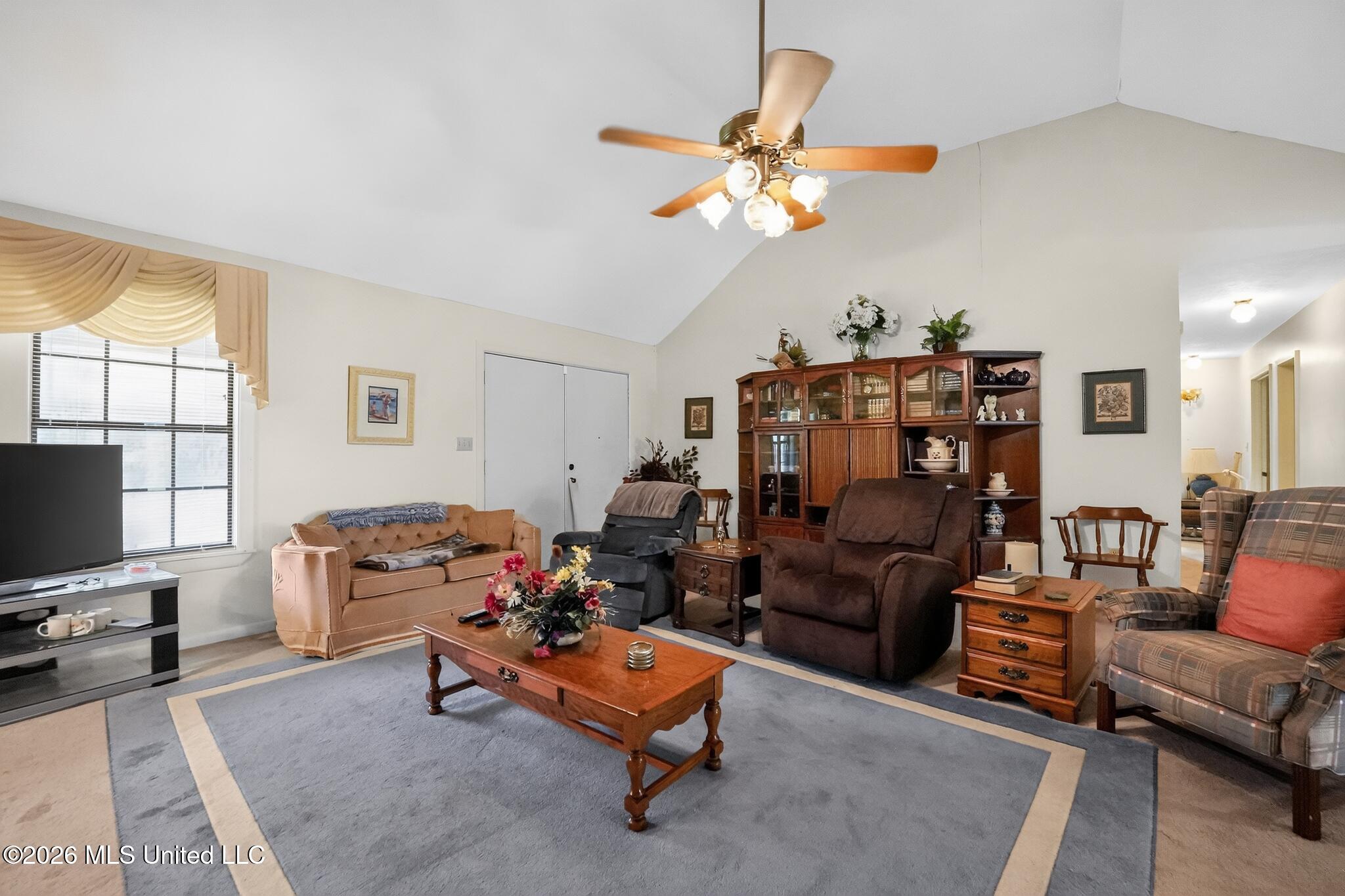 6077 N Mcraven Road Property Photo 8