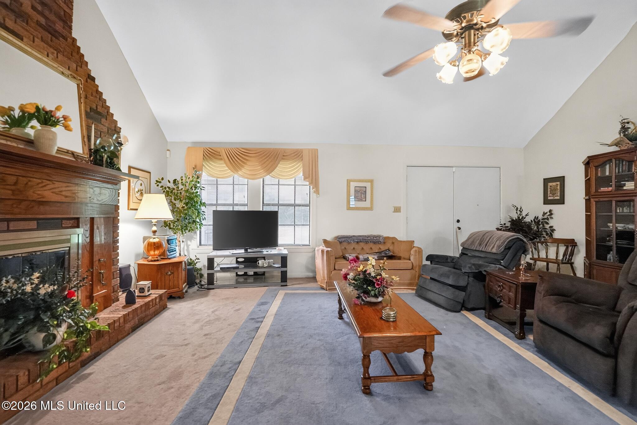 6077 N Mcraven Road Property Photo 9