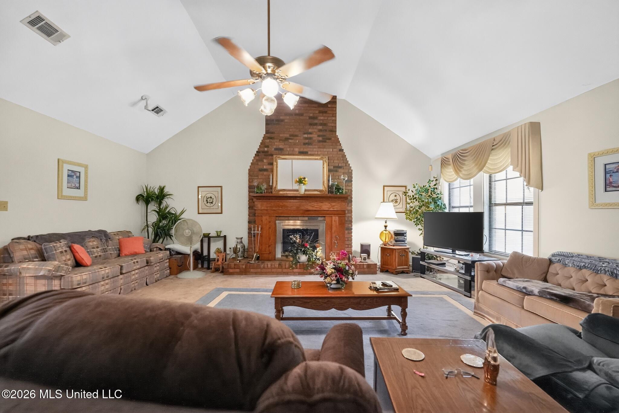 6077 N Mcraven Road Property Photo 12
