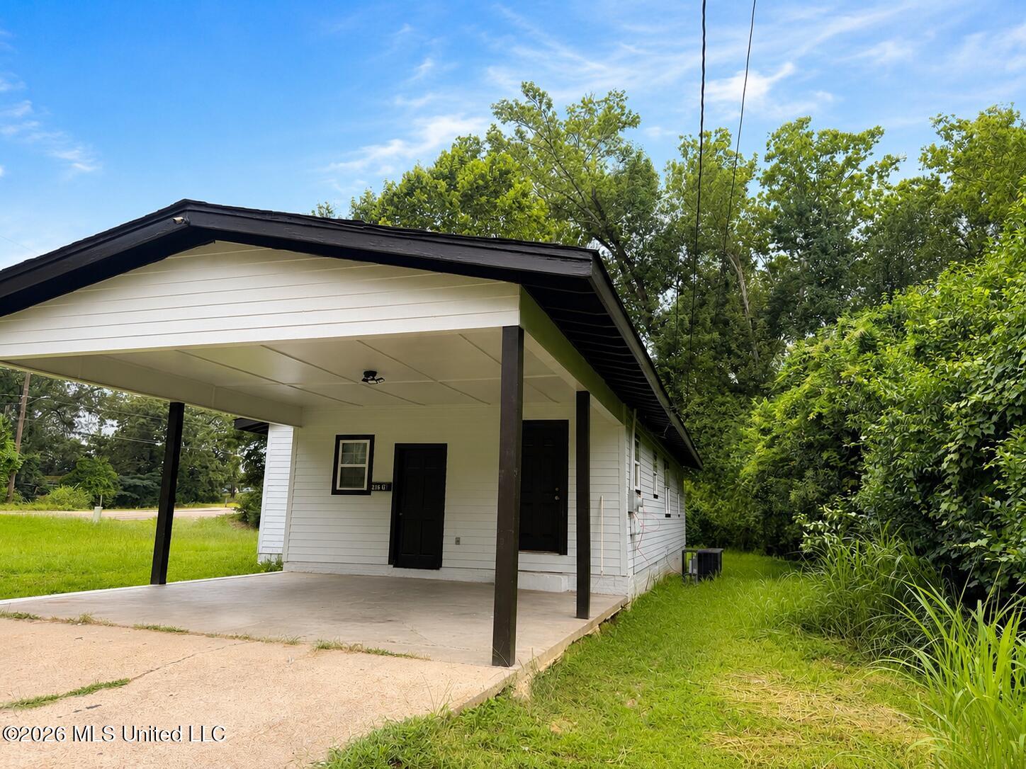 216 E Northside Drive Property Photo 2
