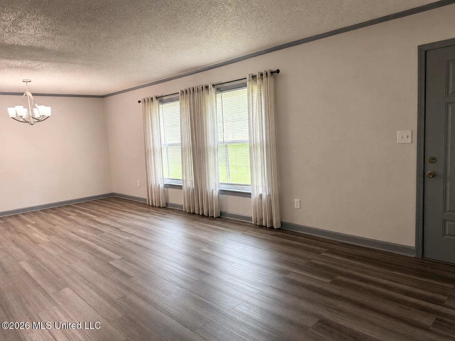 216 E Northside Drive Property Photo 3