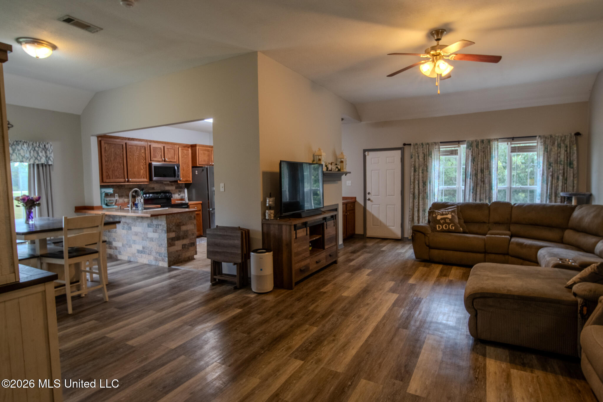 21645 E Ridge Drive Property Photo 14