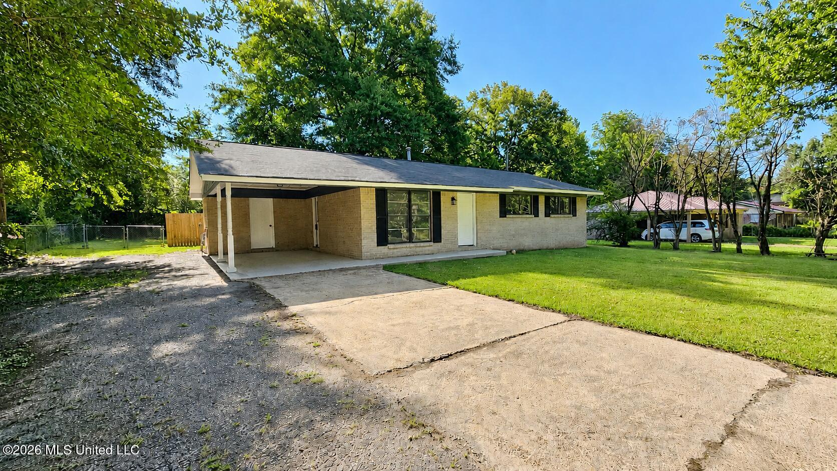 561 Colonial Drive Property Photo 3