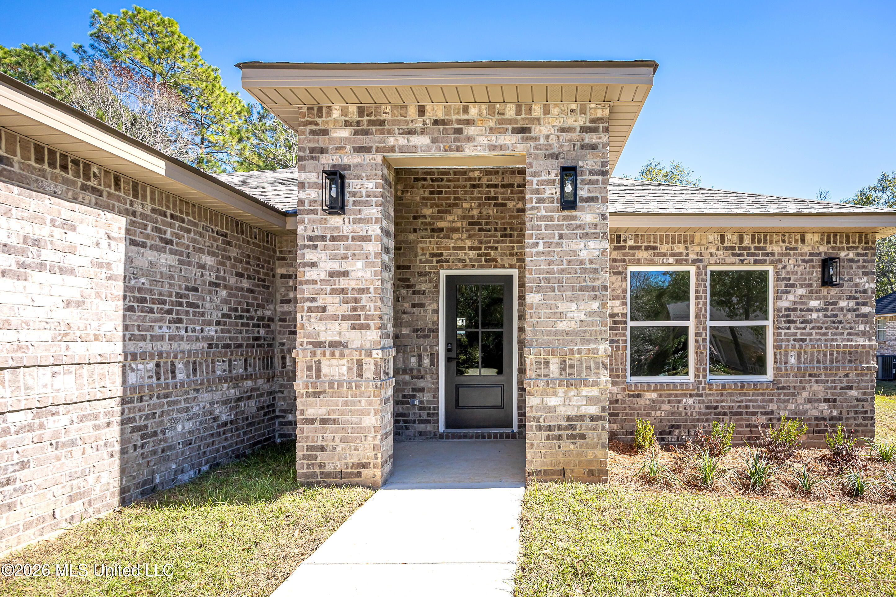8904 Boxwood Lane Property Photo 3
