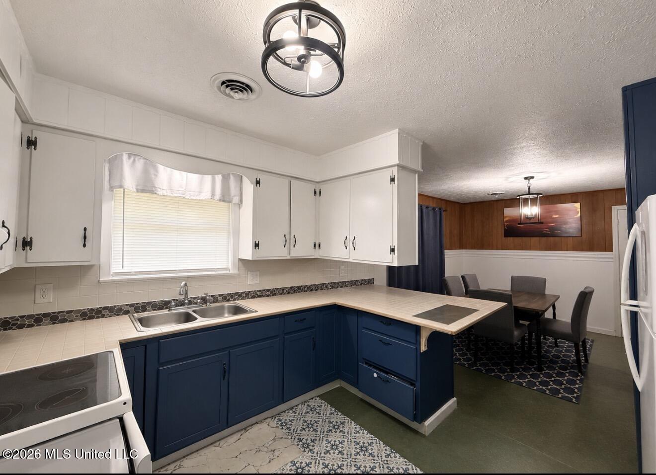 1795 Shady Lane Drive Property Photo 4