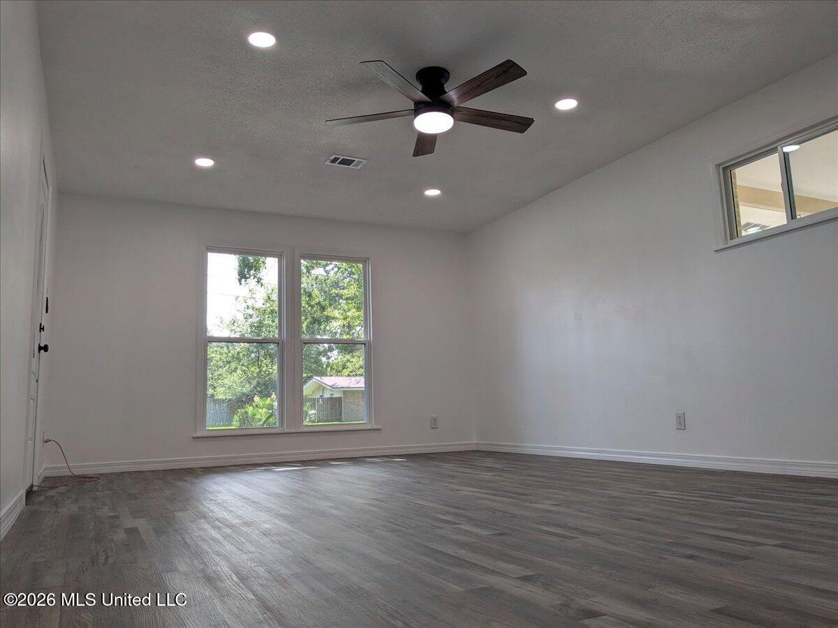 2210 Glendale Street Property Photo 9