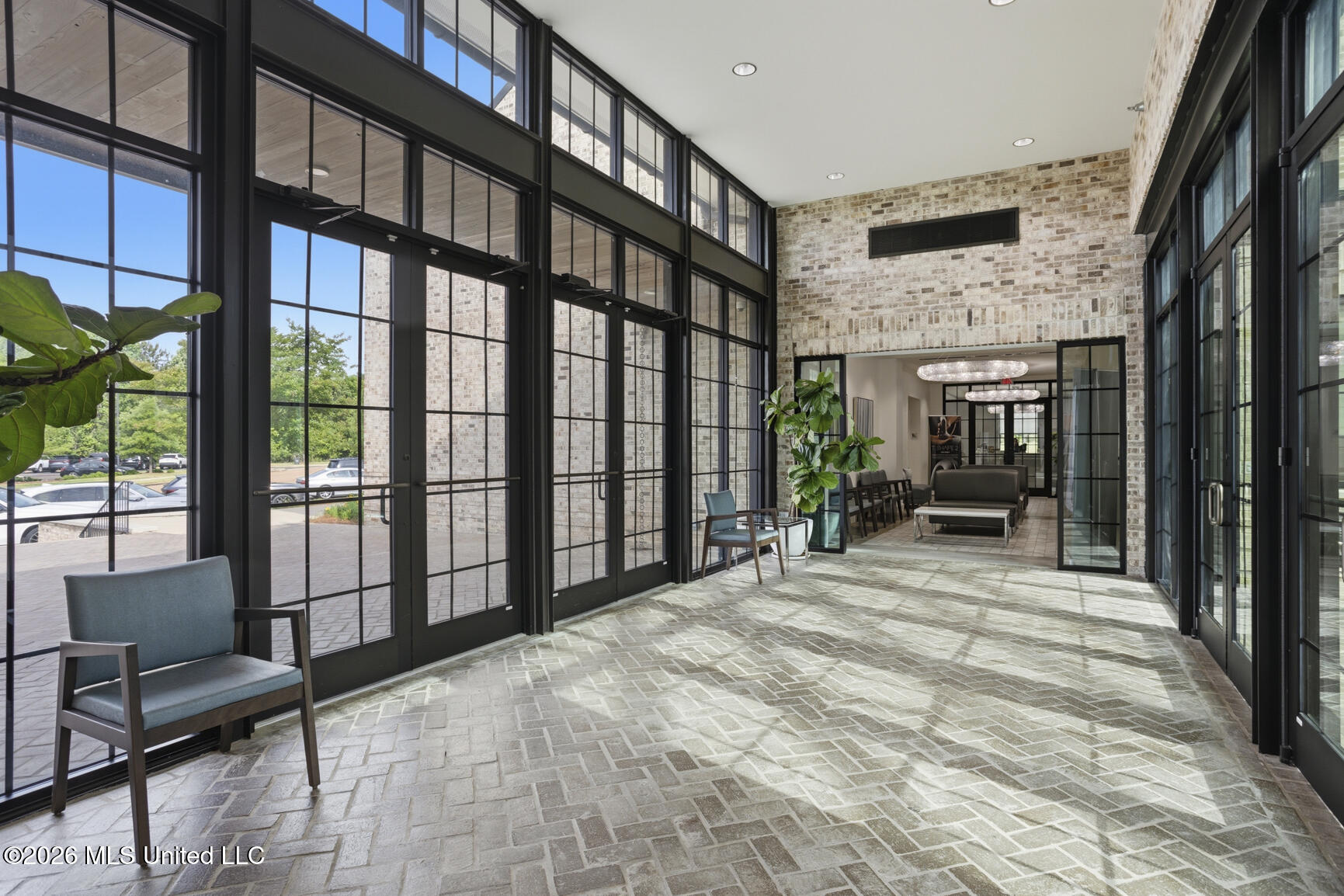 160 Fountains Boulevard Property Photo 6