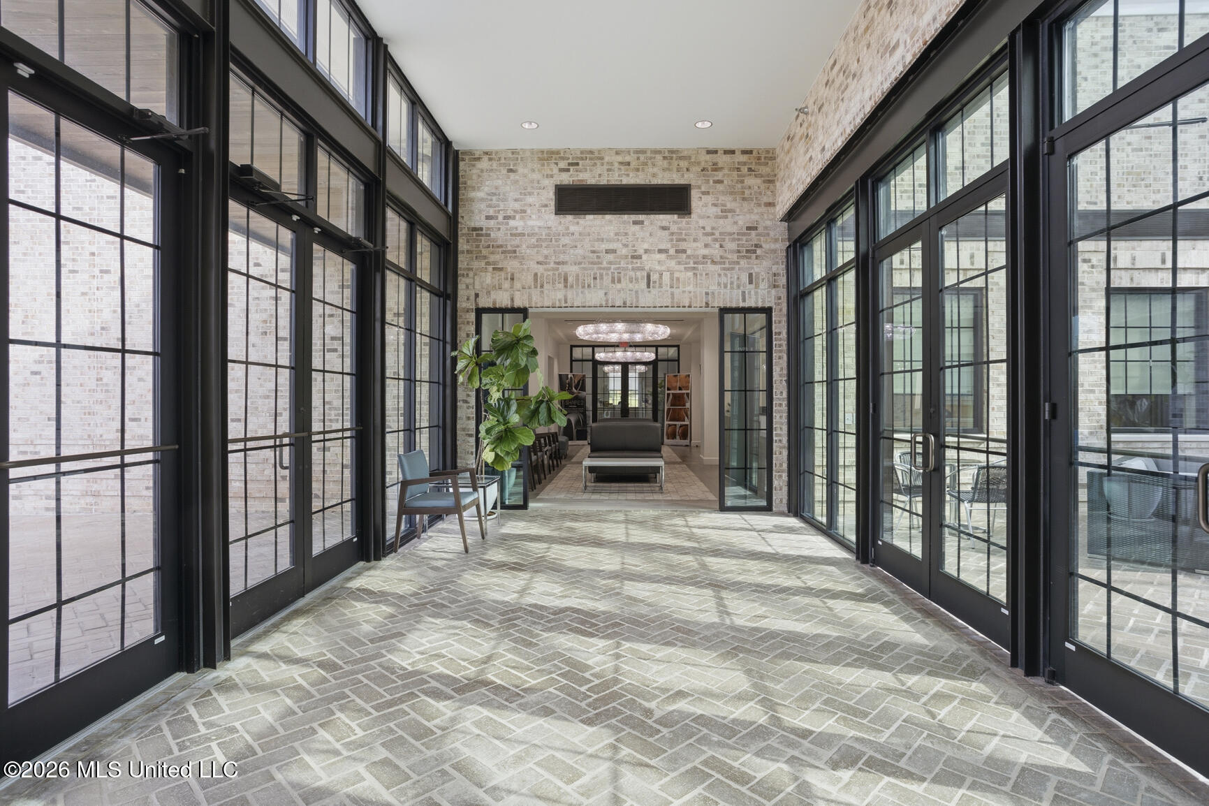 160 Fountains Boulevard Property Photo 7