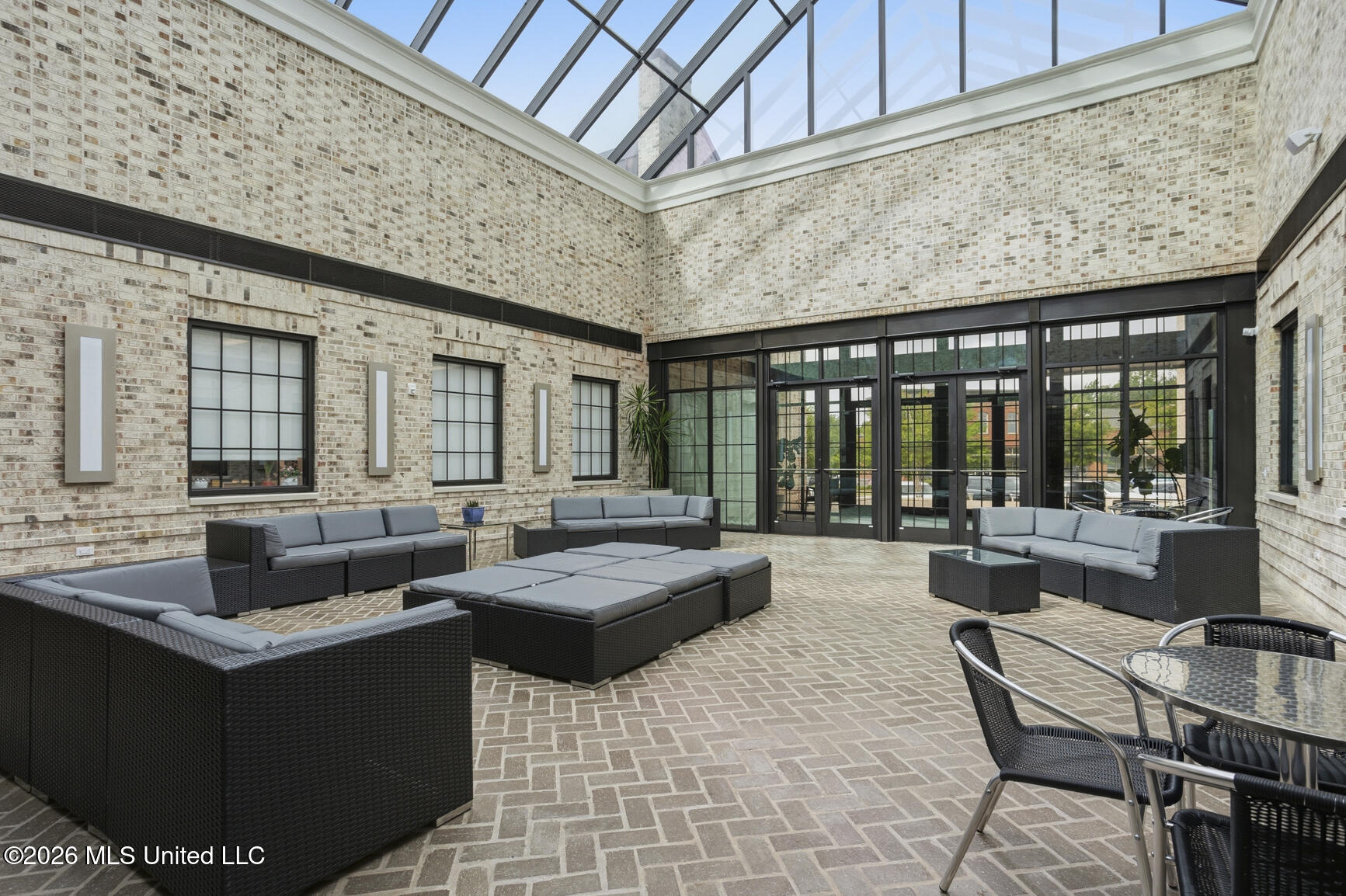 160 Fountains Boulevard Property Photo 8