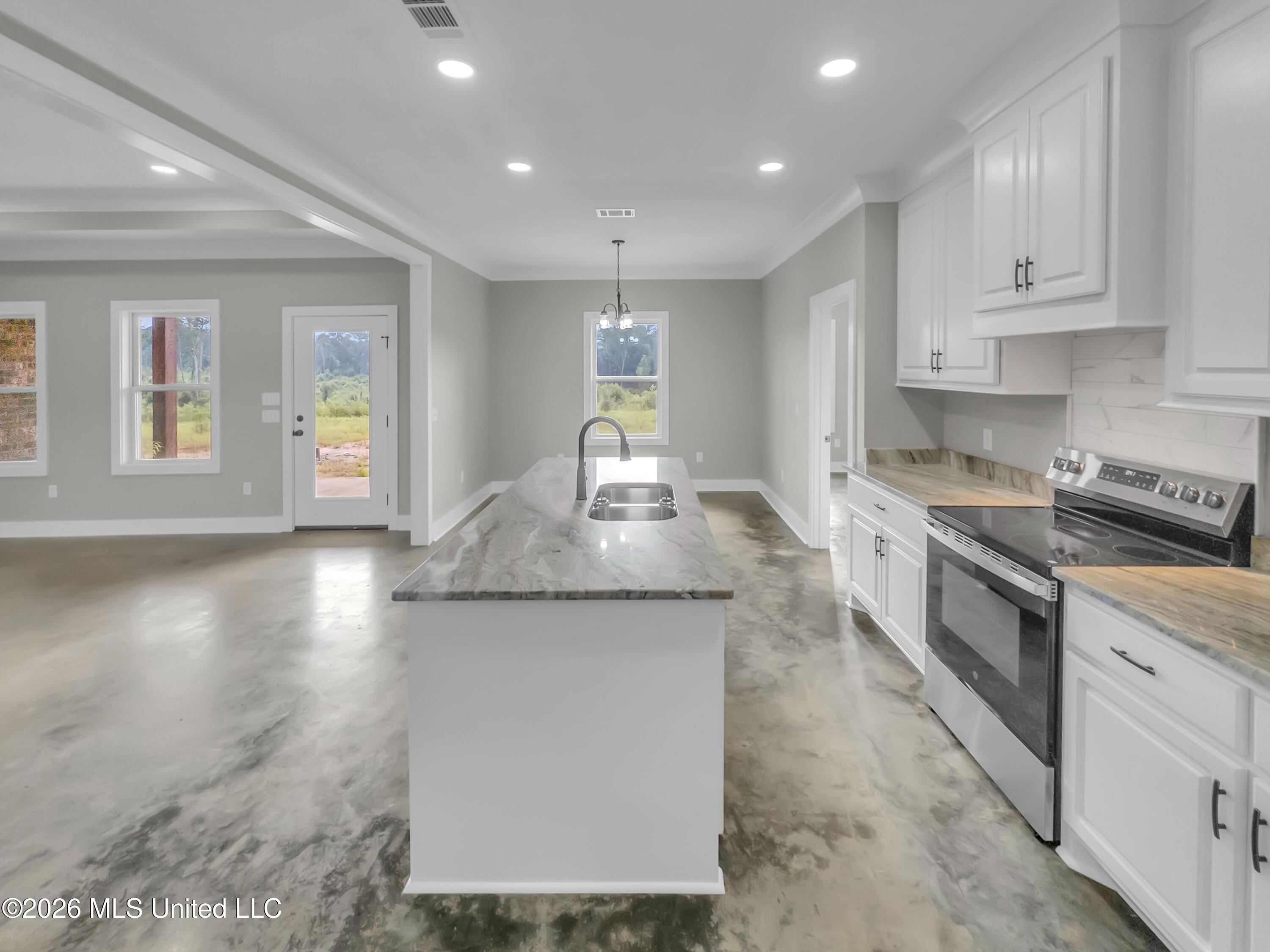 786 Clyde B Road Property Photo 3