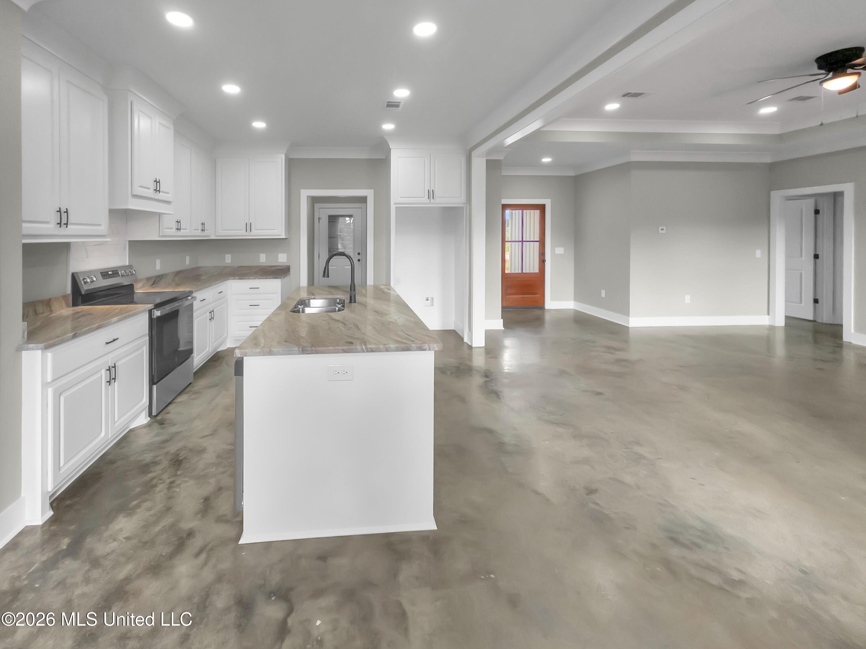 786 Clyde B Road Property Photo 6