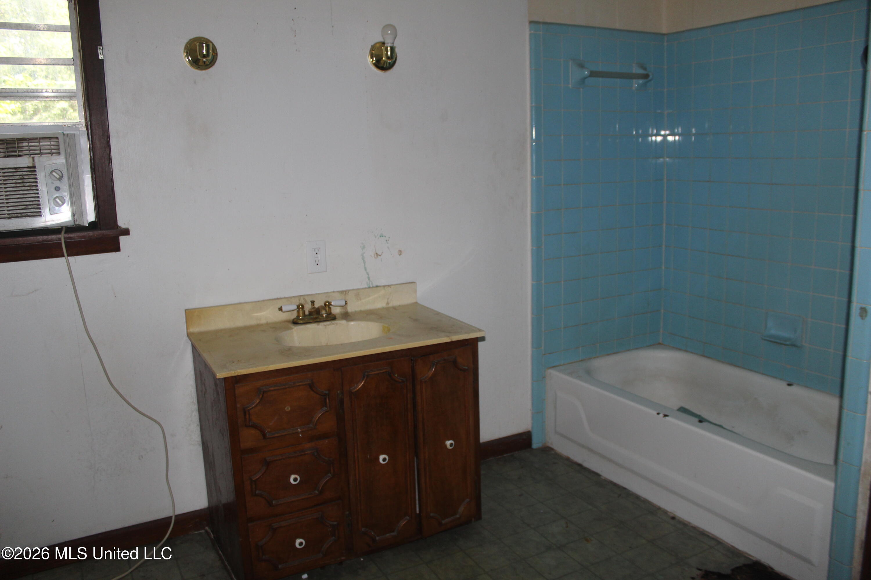 360 W Adams Avenue Property Photo 9