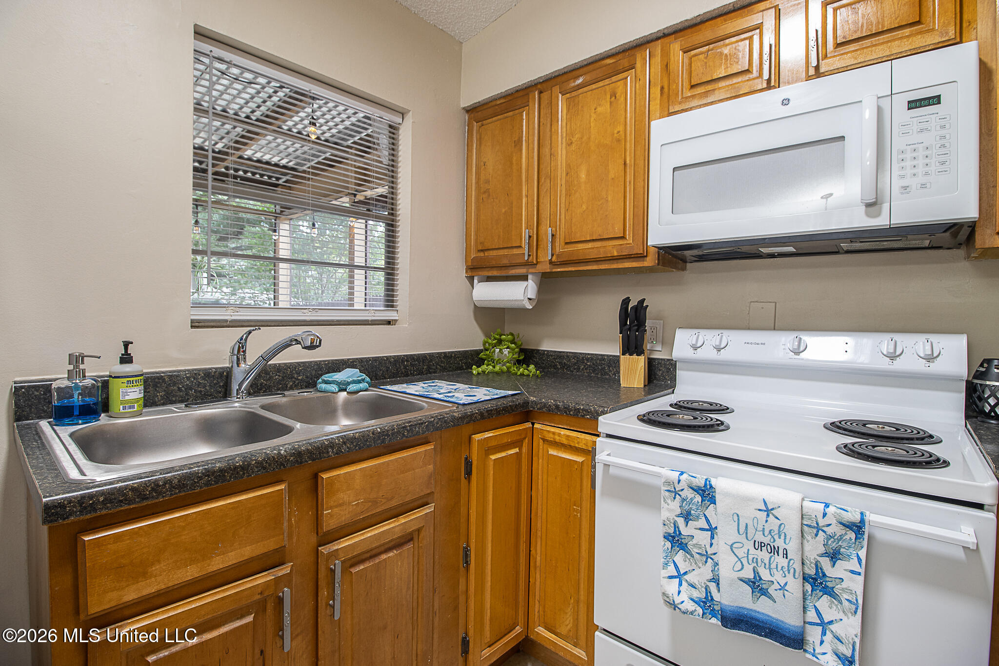 492 Central Avenue Property Photo 9