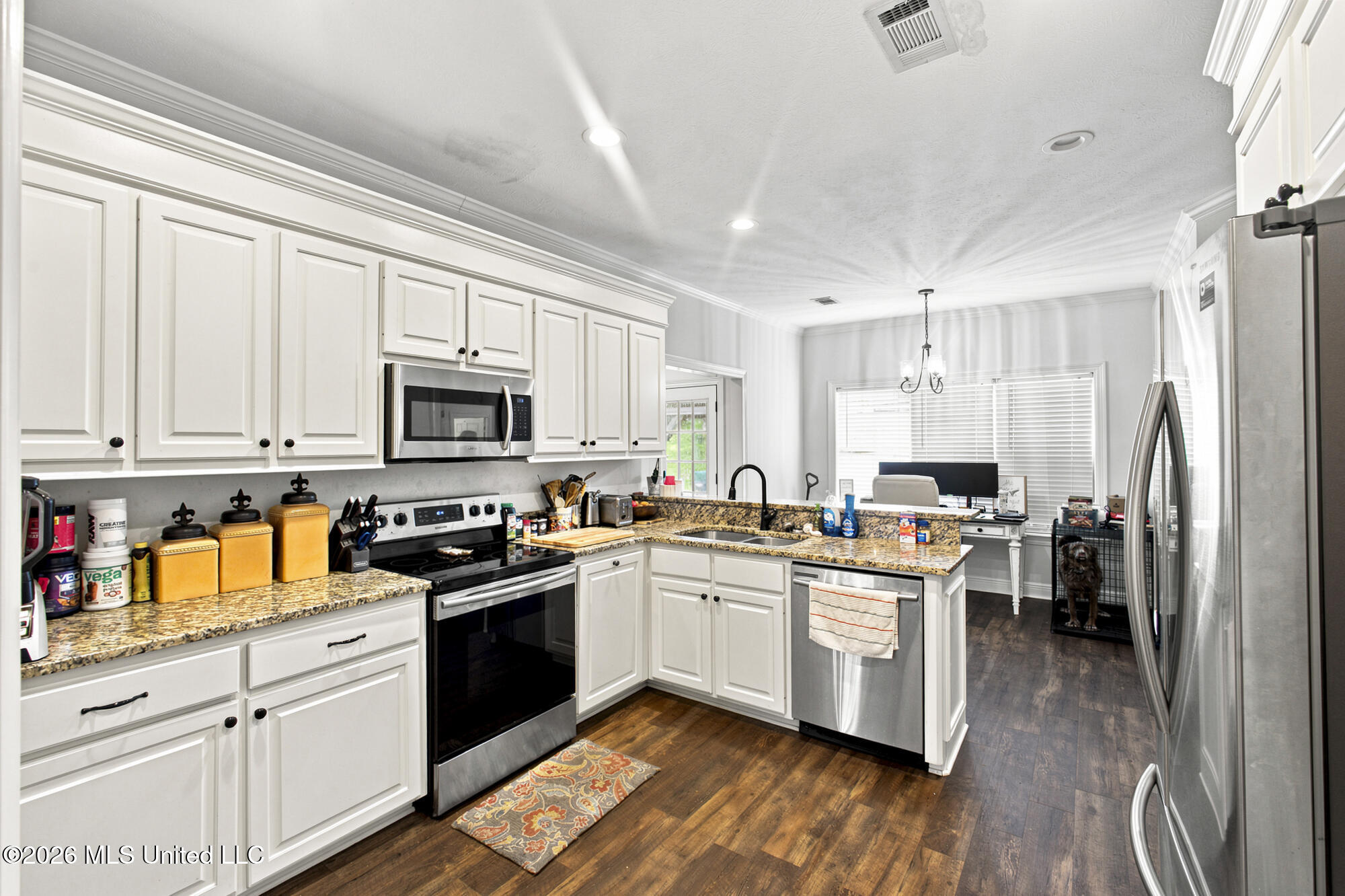1059 Winding Road Property Photo 8
