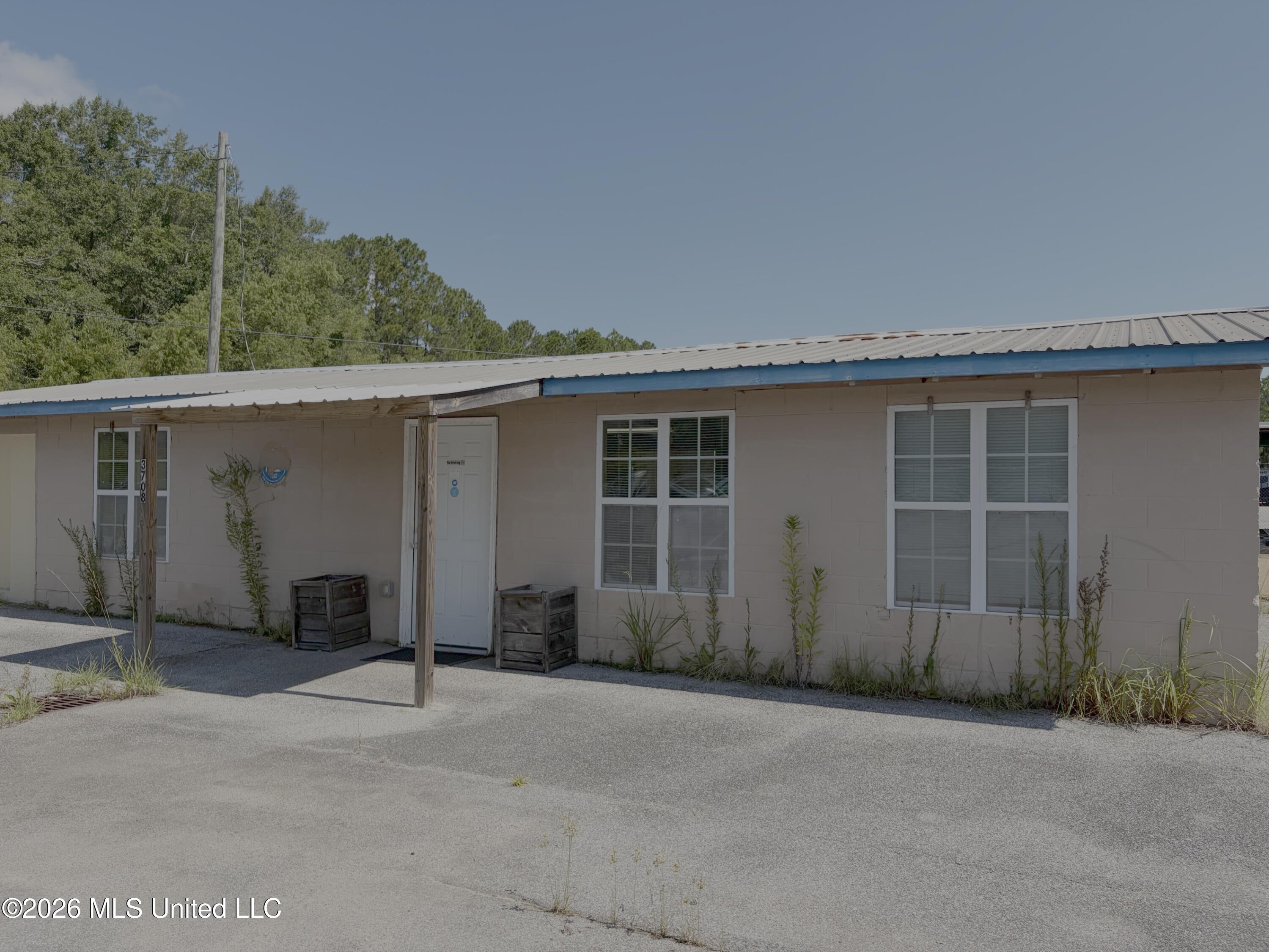 3708 Highway 90 Property Photo 1