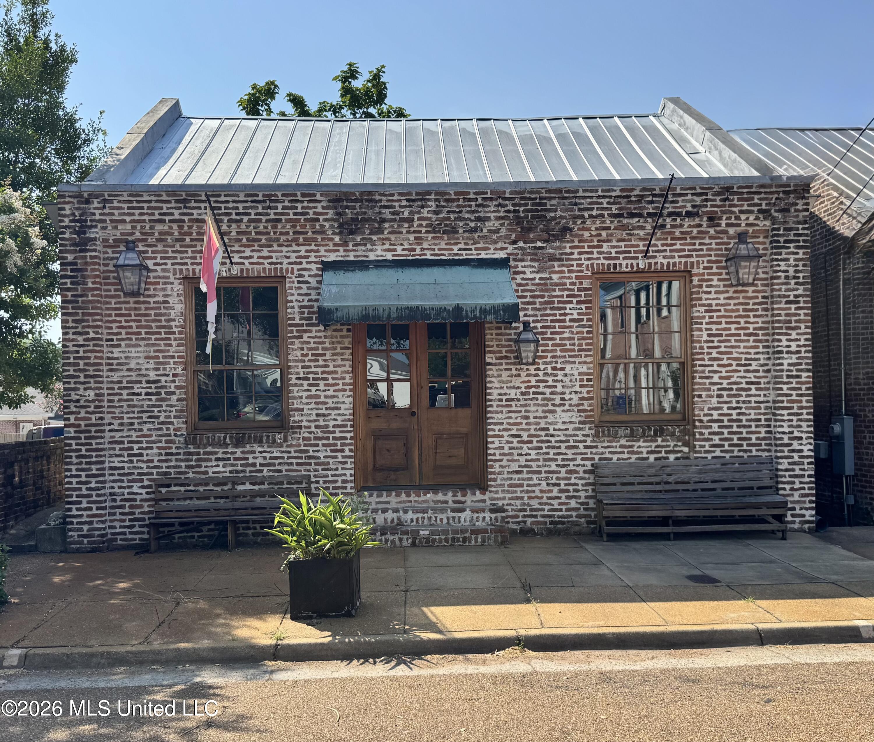 207 S Commerce Street Property Photo 1