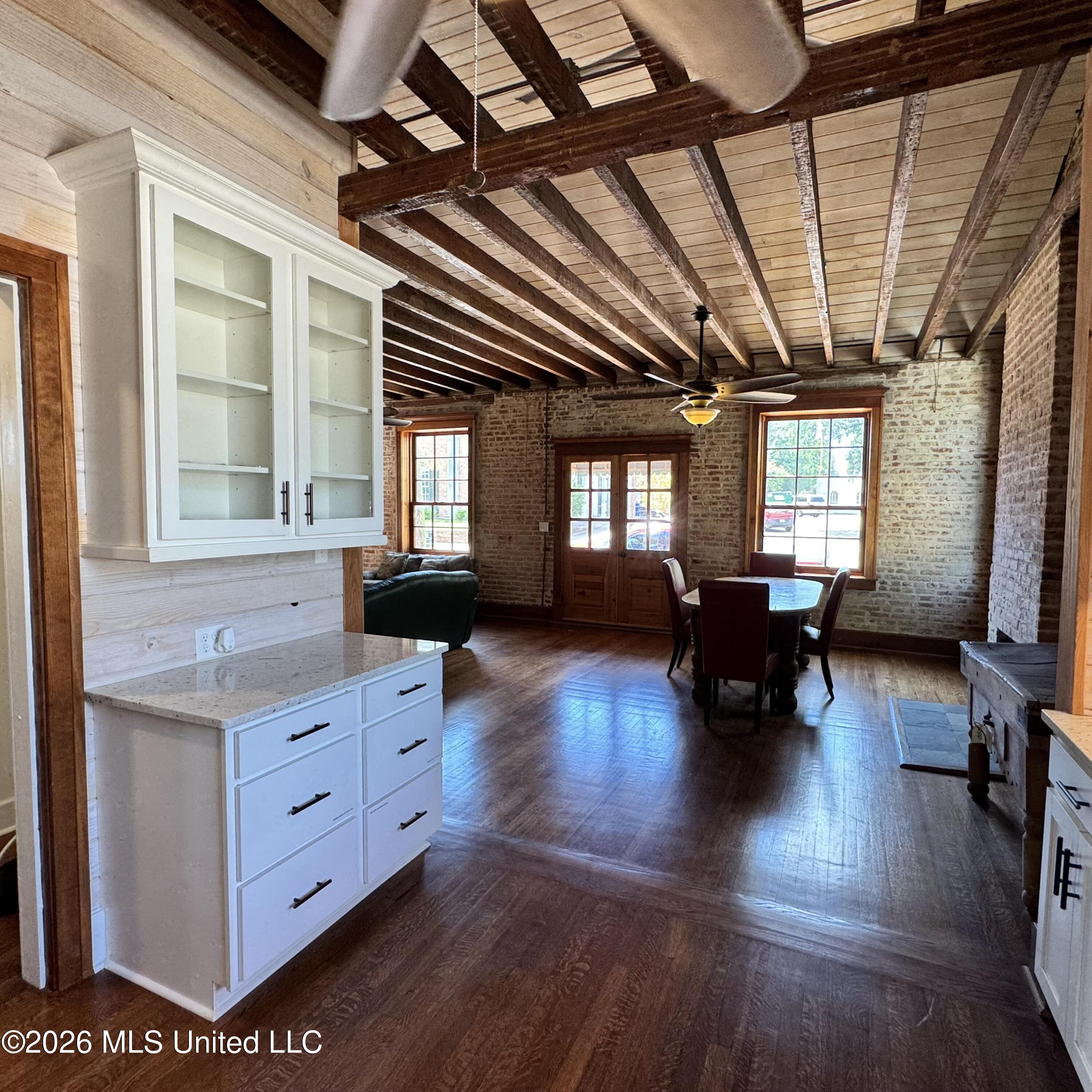 207 S Commerce Street Property Photo 4