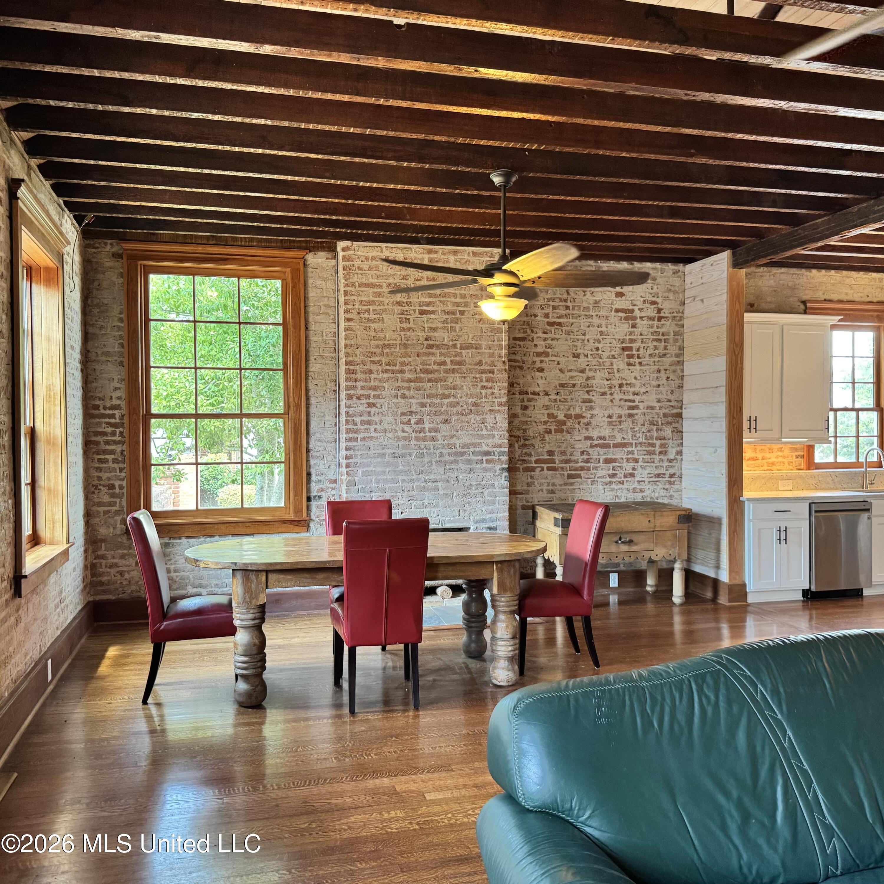 207 S Commerce Street Property Photo 7