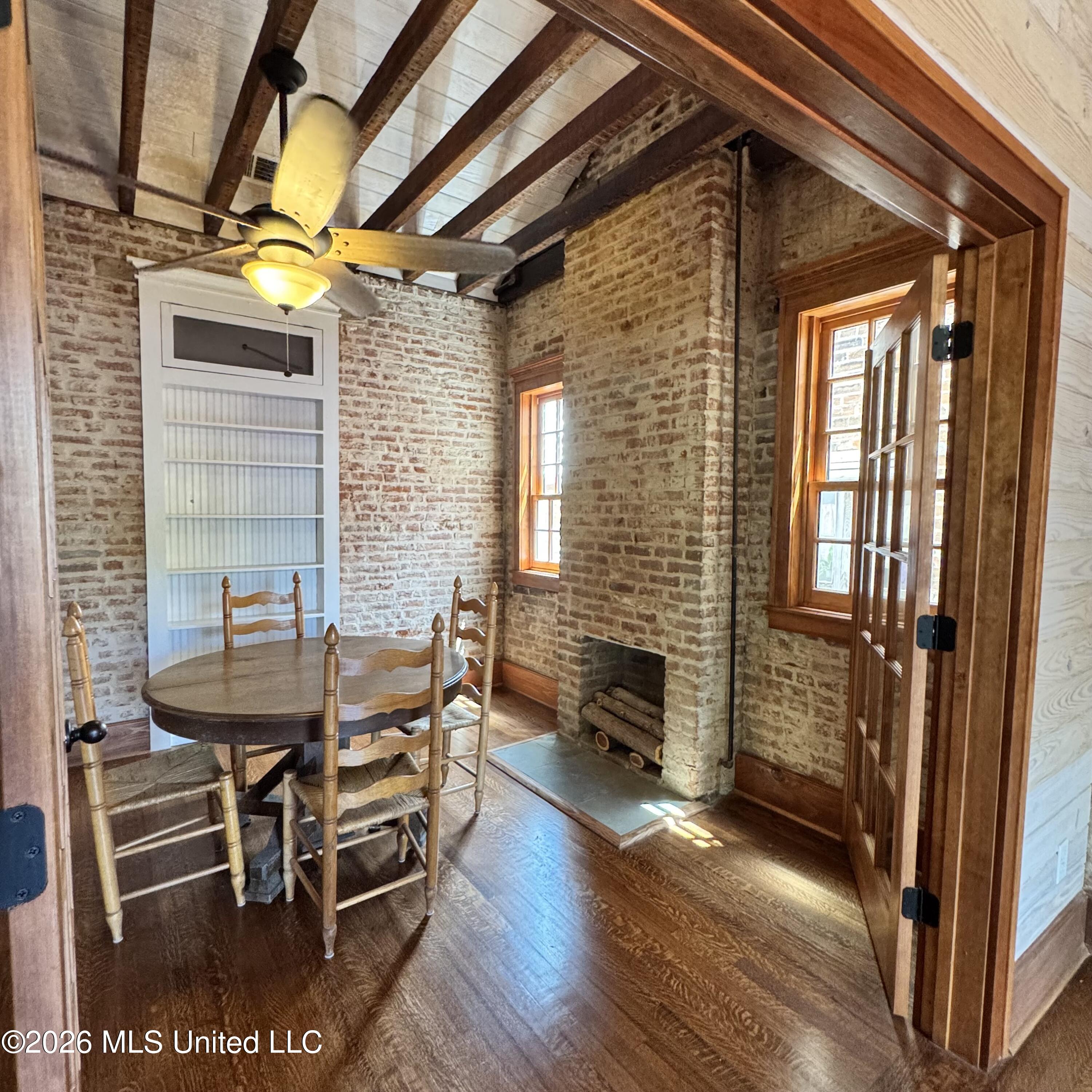 207 S Commerce Street Property Photo 8