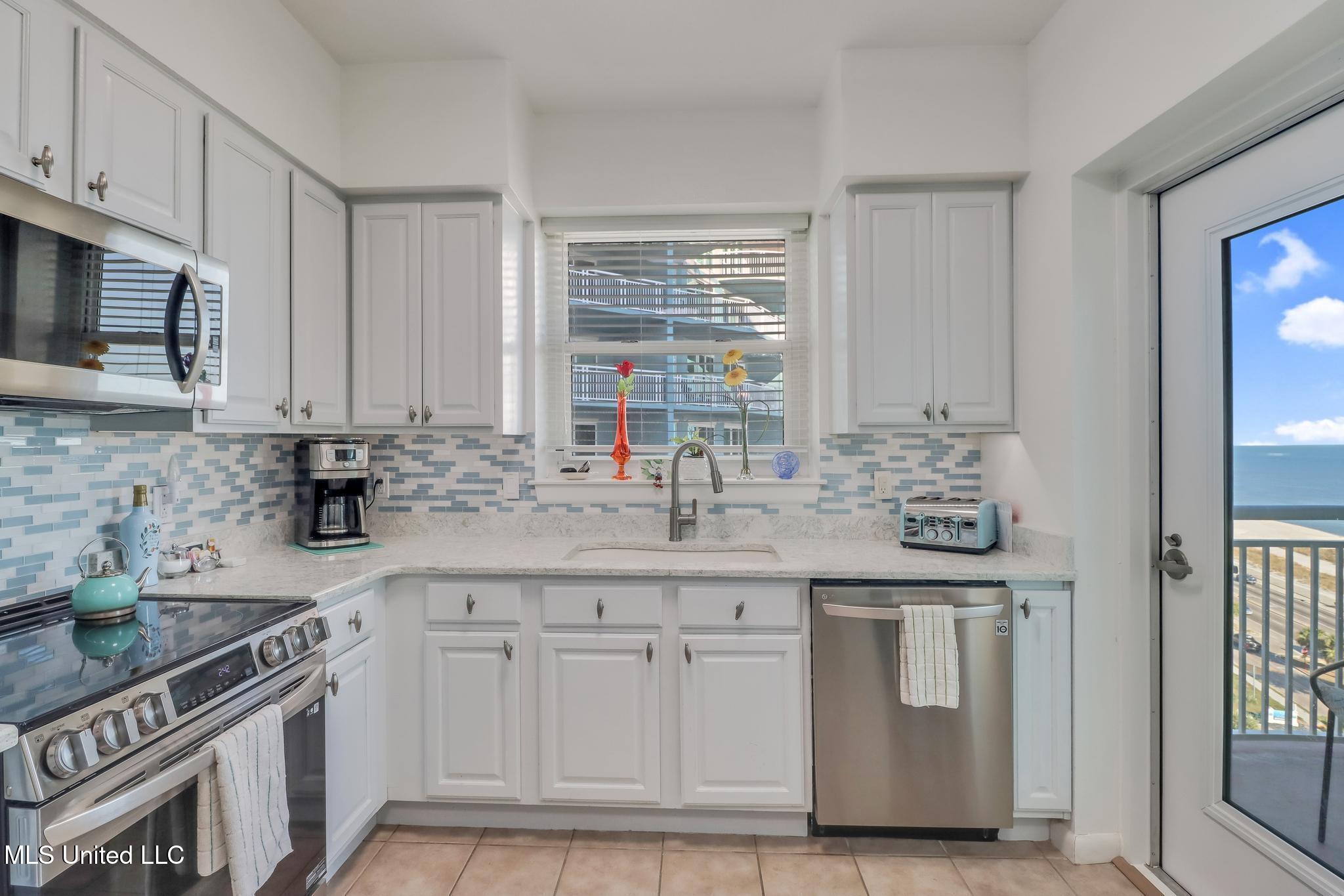 2228 Beach Drive Property Photo 11