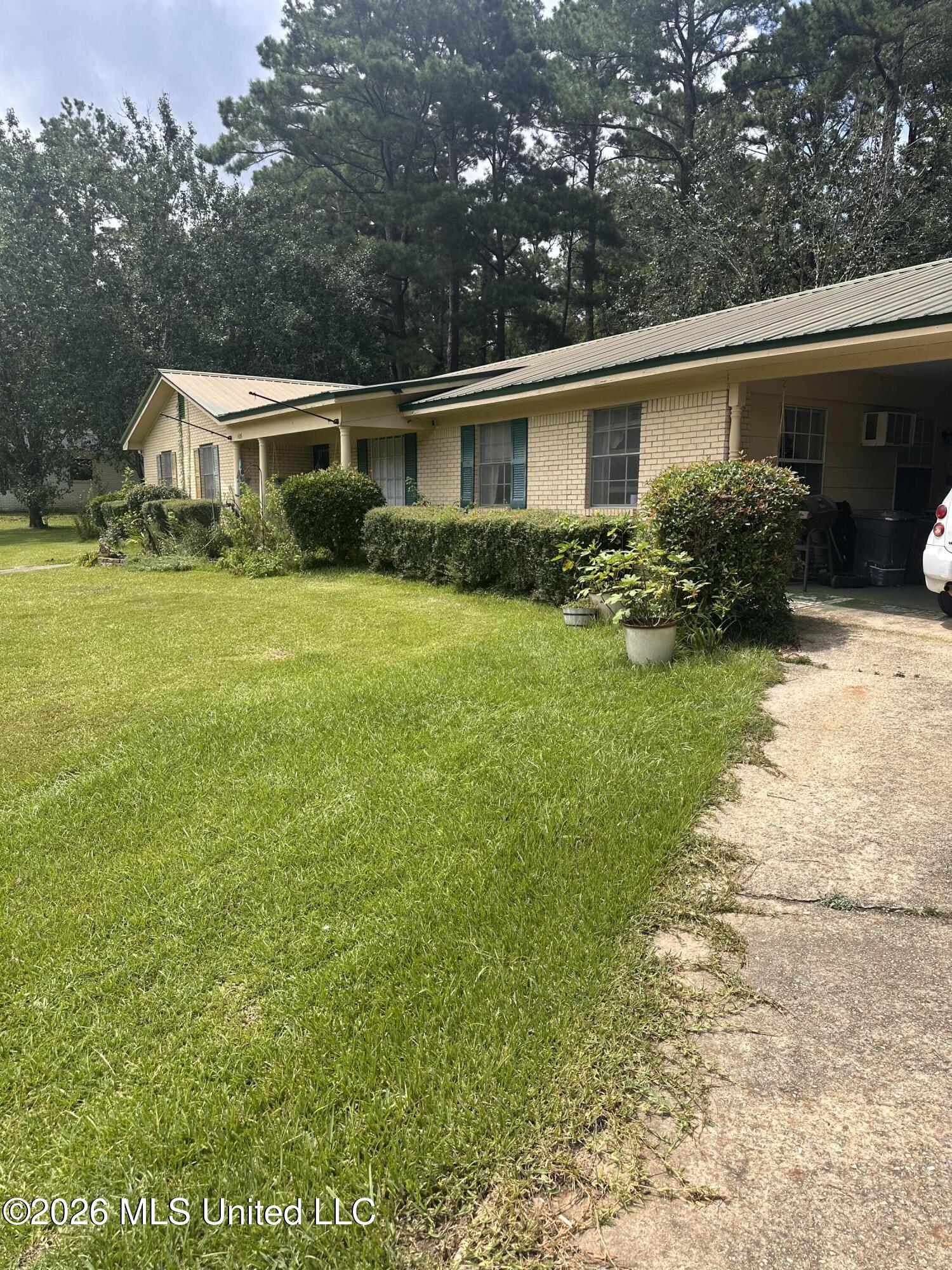 605 Pinewood Drive Property Photo 1
