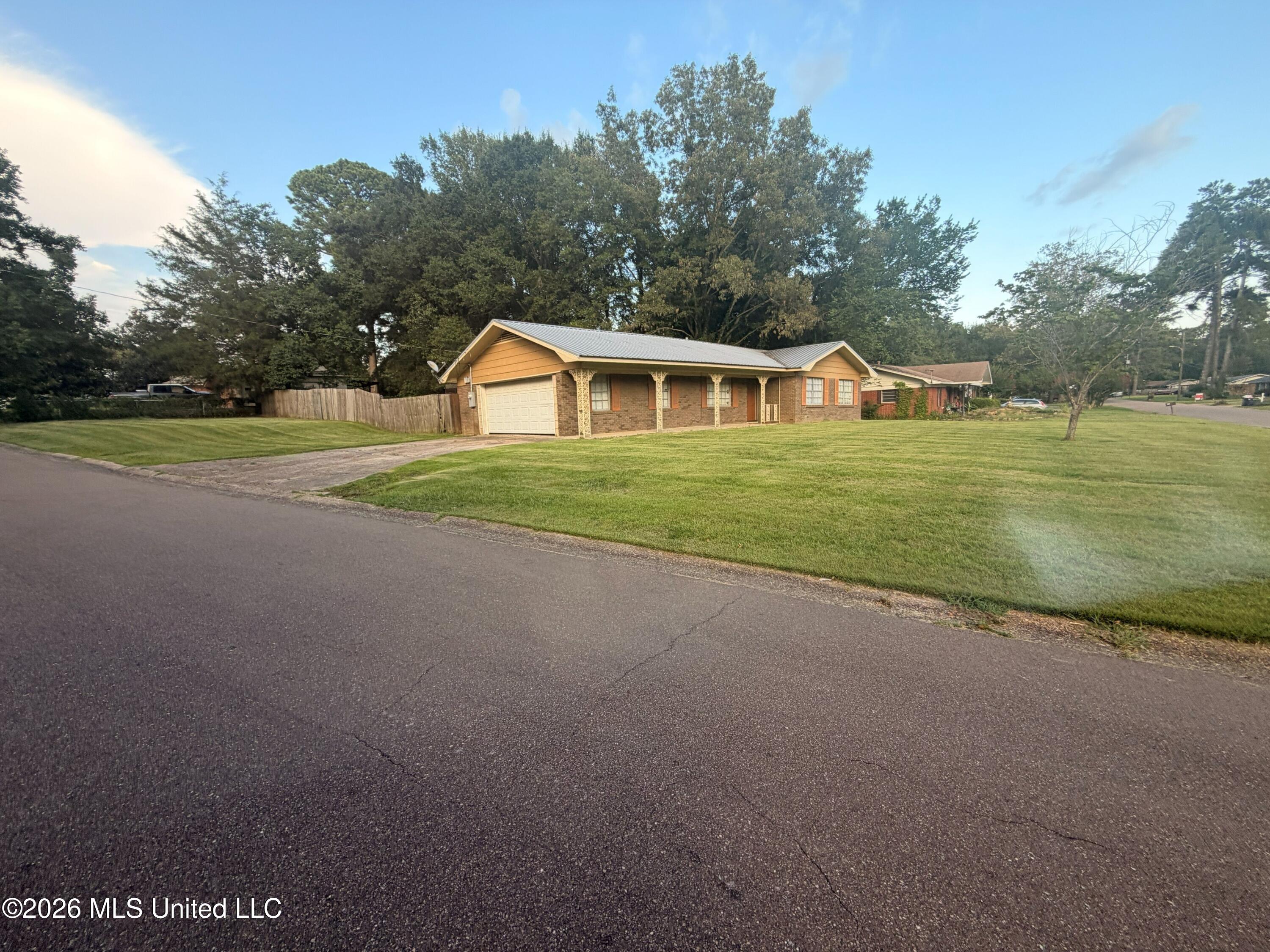 550 Mary Ann Drive Property Photo 4
