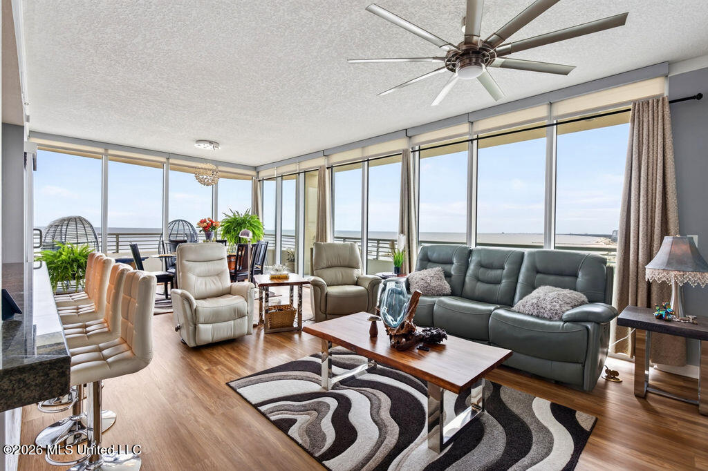 2060 Beach Boulevard Property Photo 7