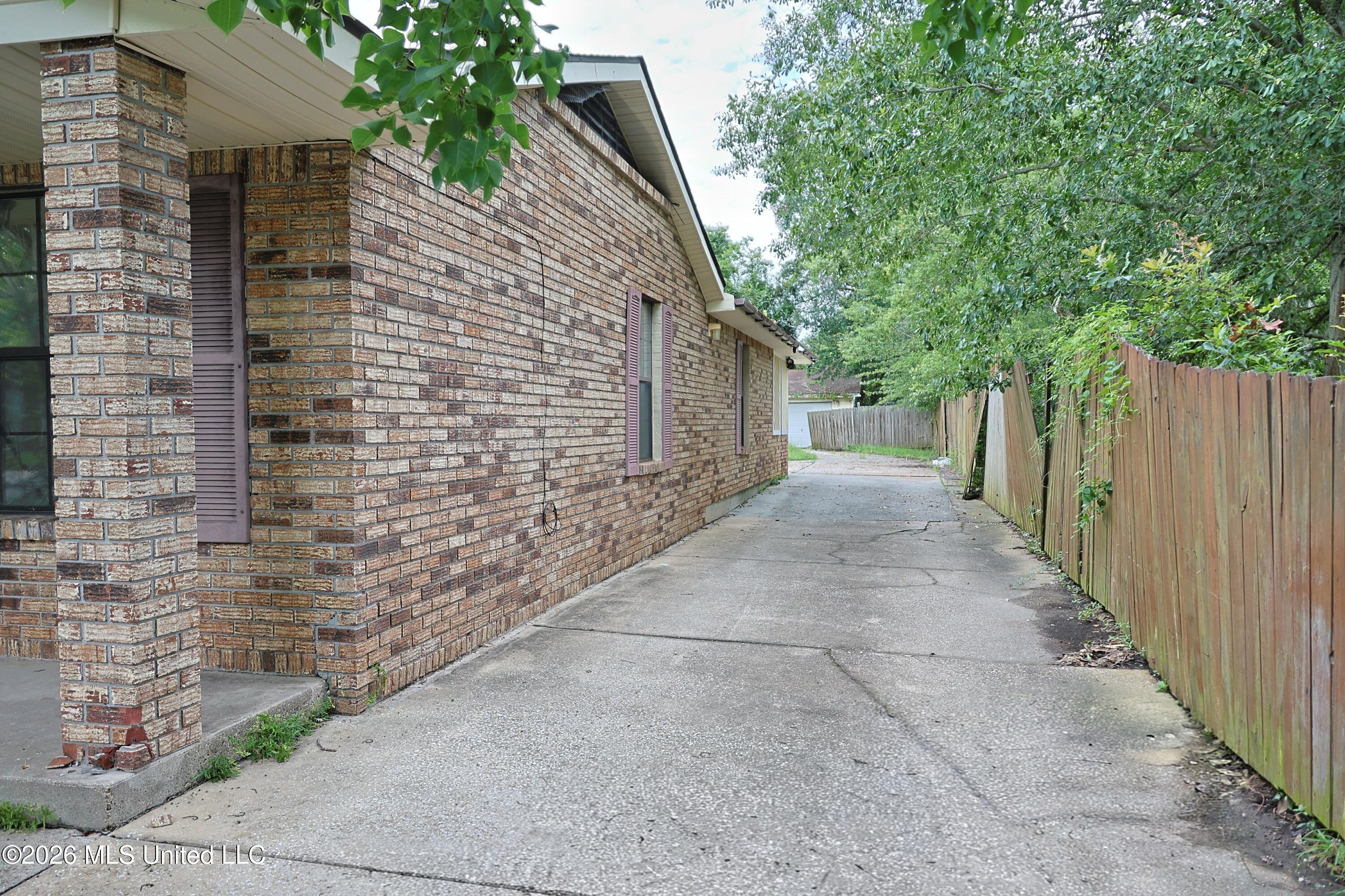 906 Belair Street Property Photo 4