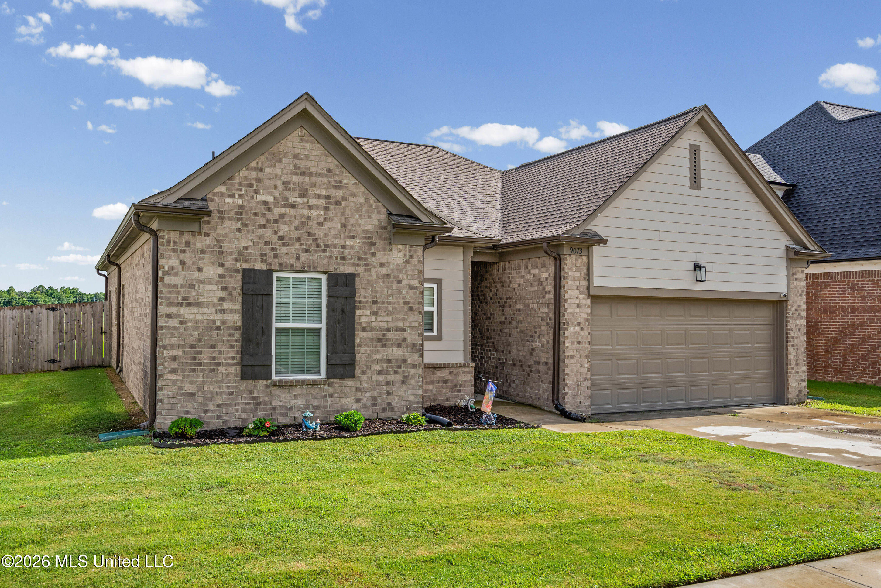 9073 S Lakeside Circle Property Photo 2