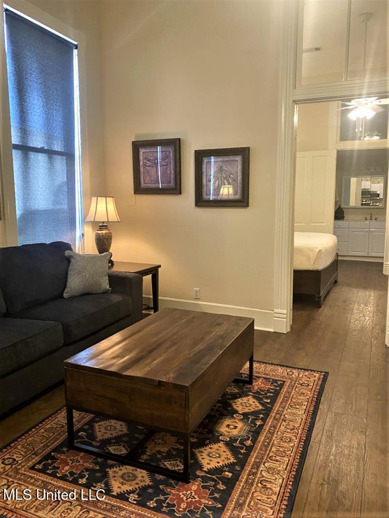 105 N Pearl Street Property Photo 6
