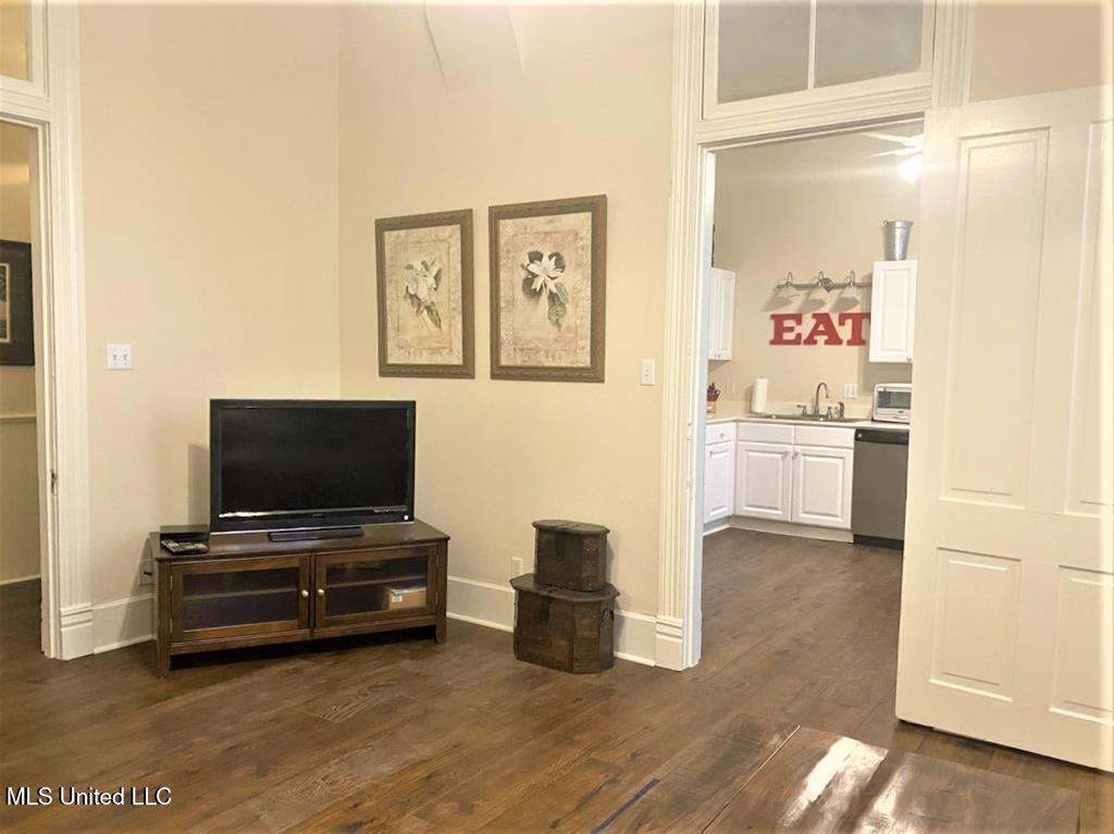 105 N Pearl Street Property Photo 7