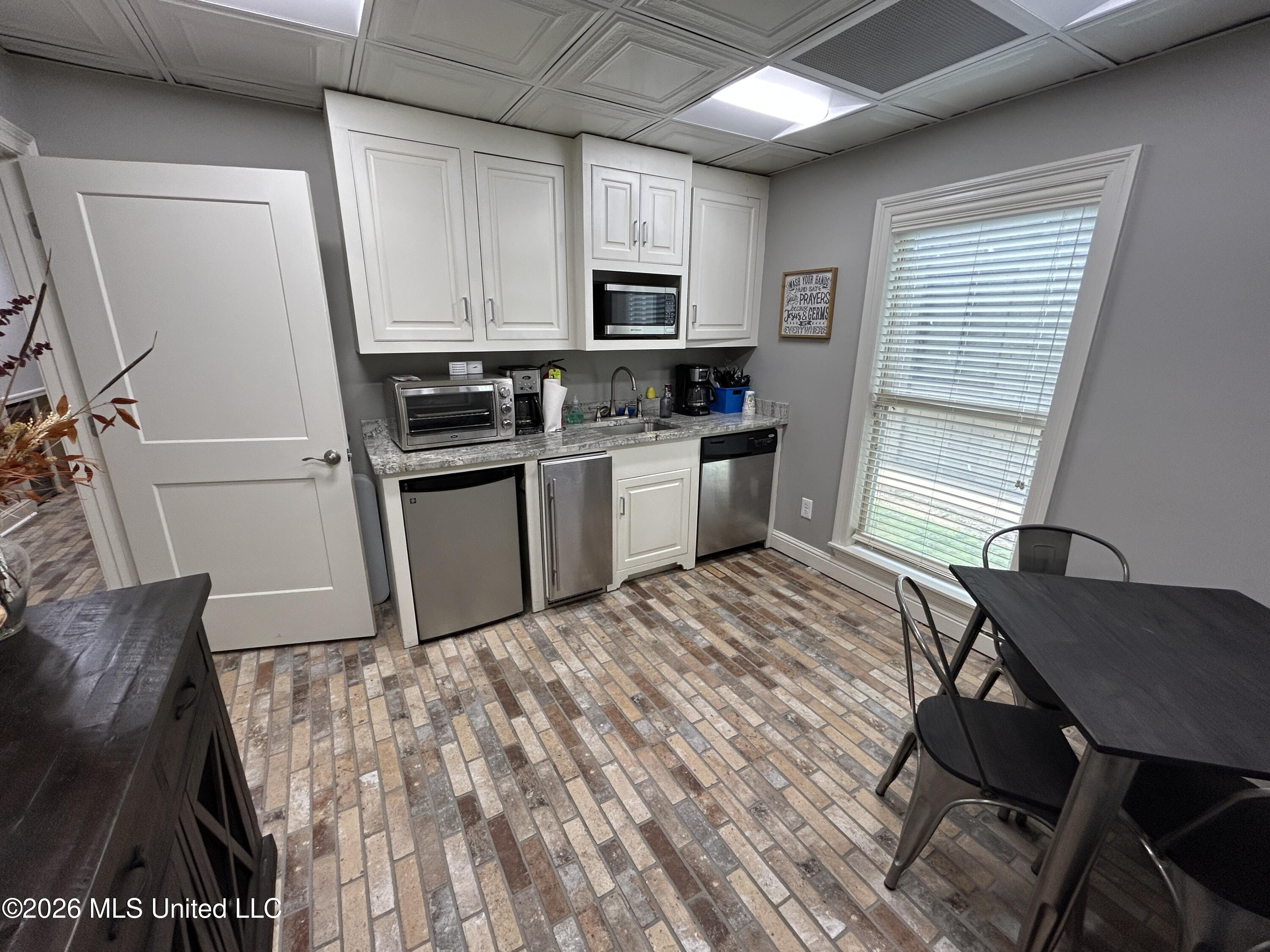 10 Lakeland Circle Property Photo 8