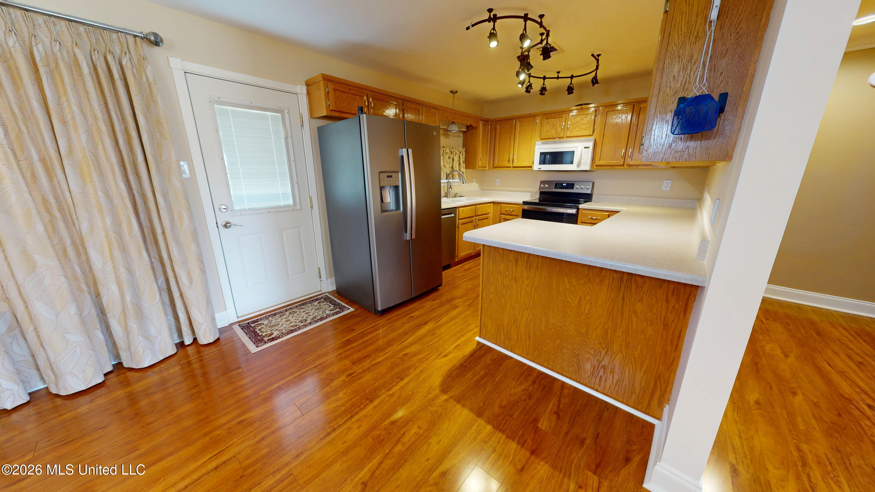 7721 Pin Cove Property Photo 5