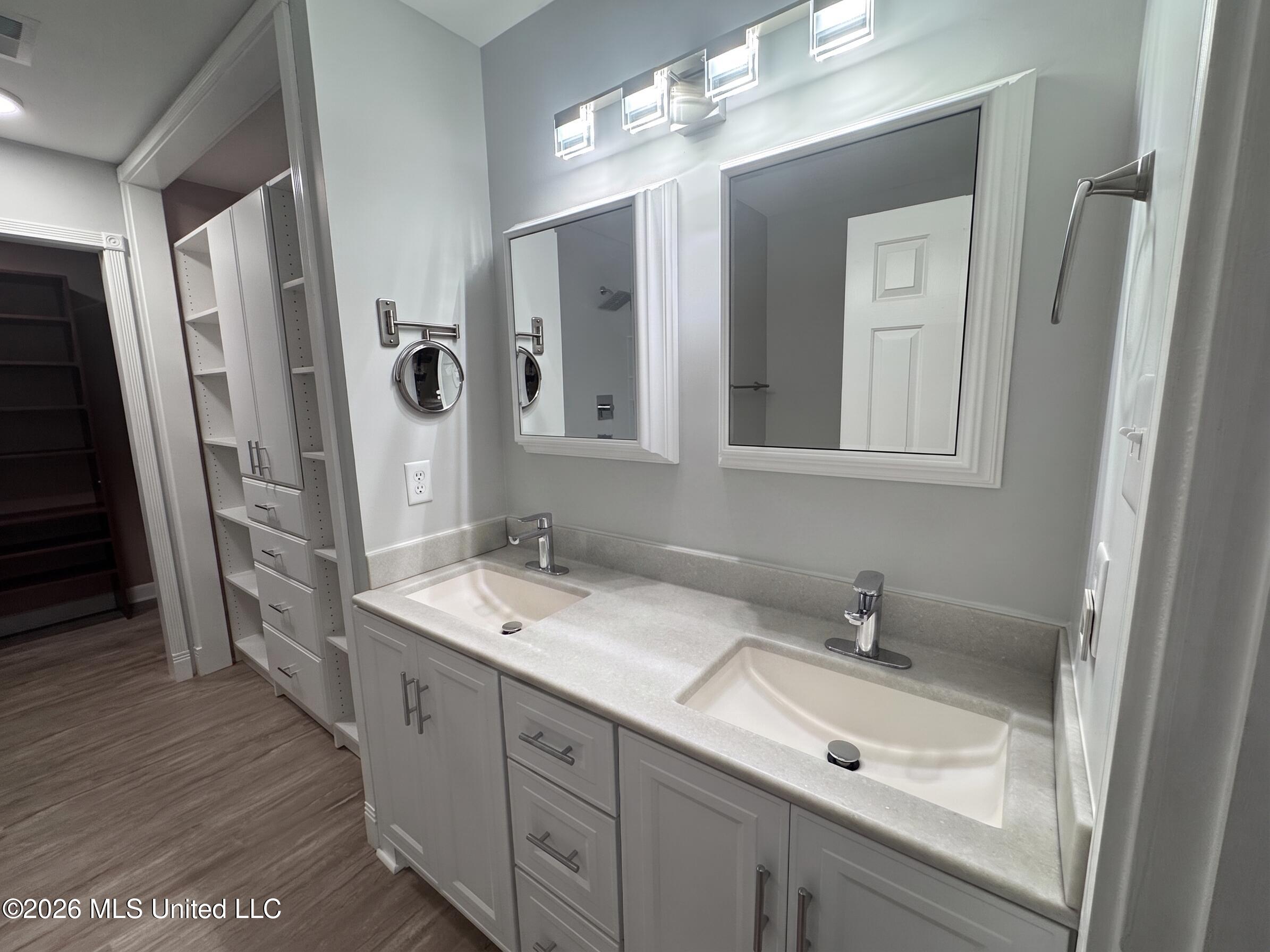 7721 Pin Cove Property Photo 9