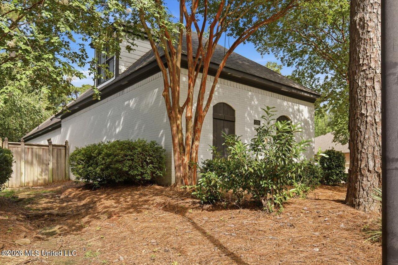 520 Heatherstone Court Property Photo 4