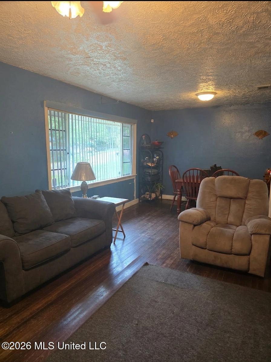 2633 Glenn Street Property Photo 6