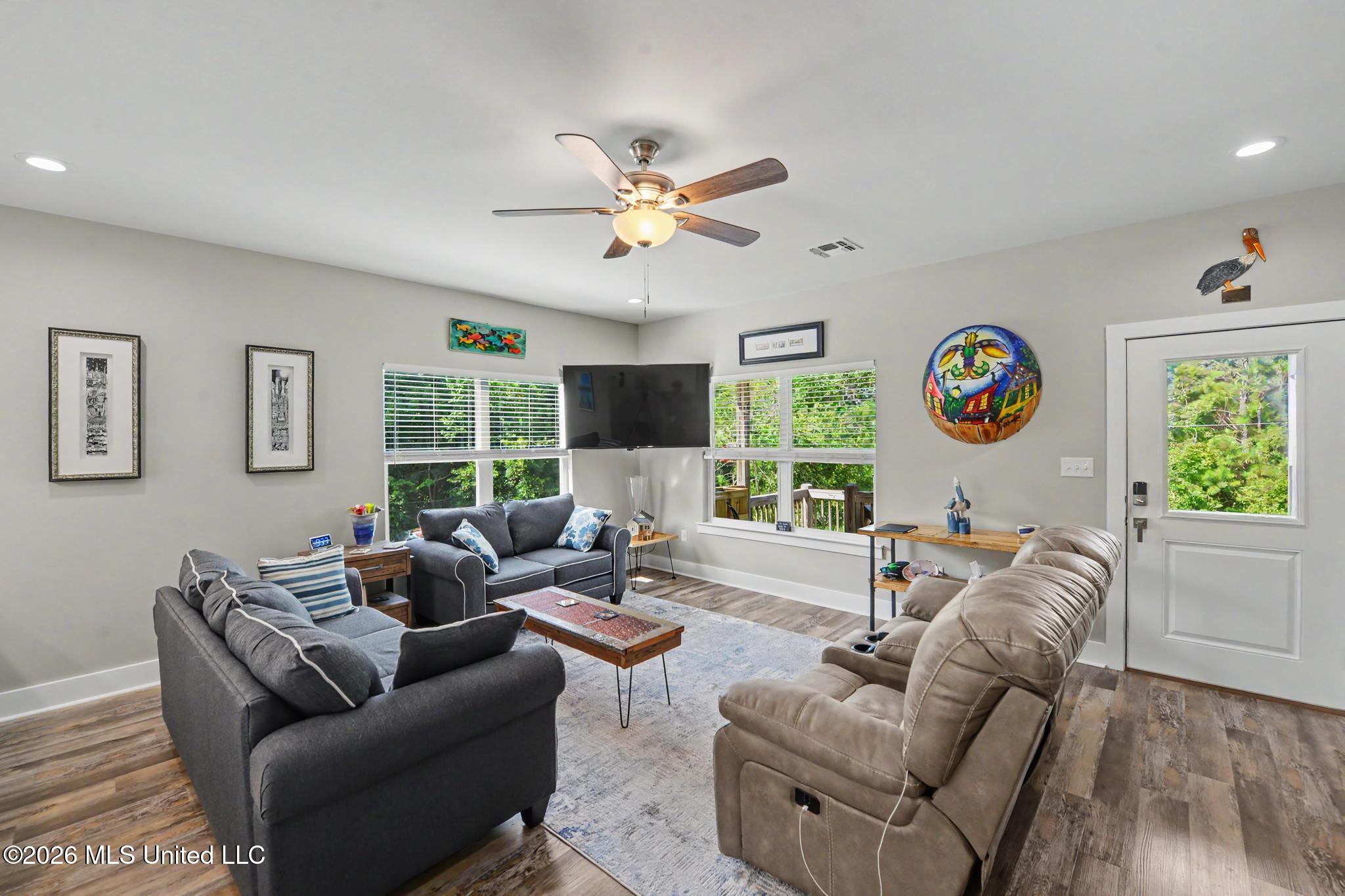 5114 Oak Street Property Photo 4