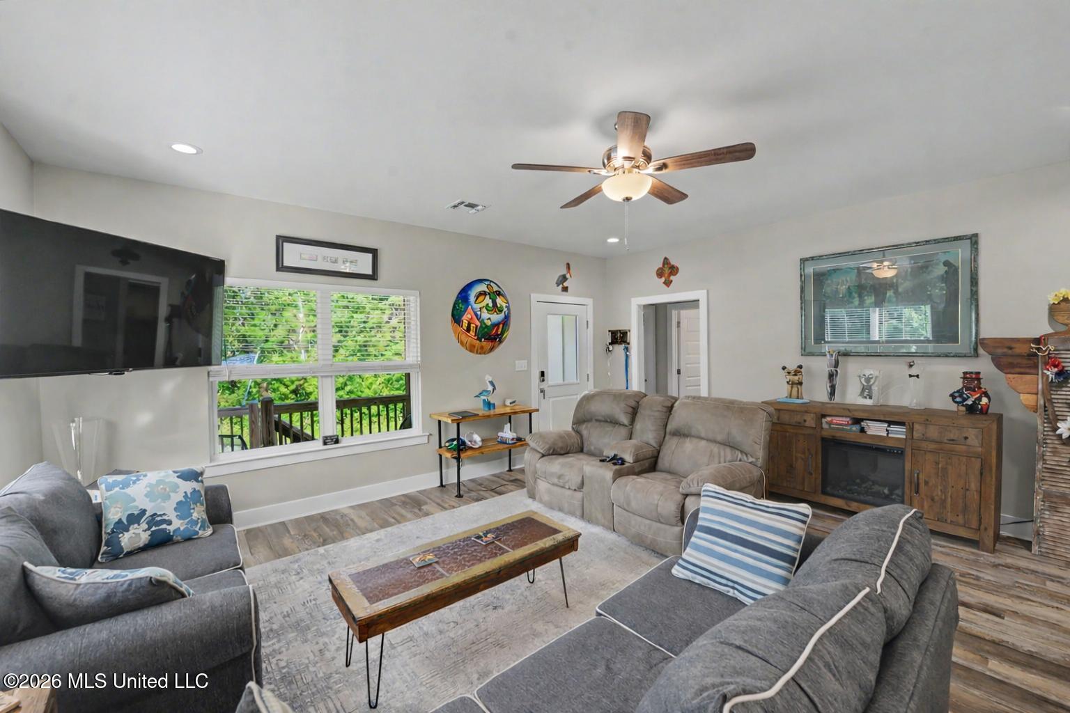 5114 Oak Street Property Photo 5
