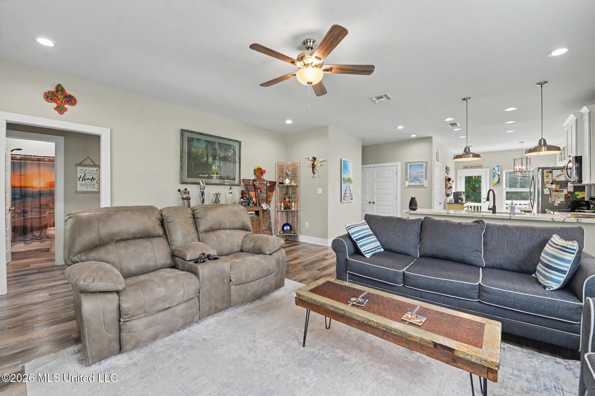 5114 Oak Street Property Photo 6