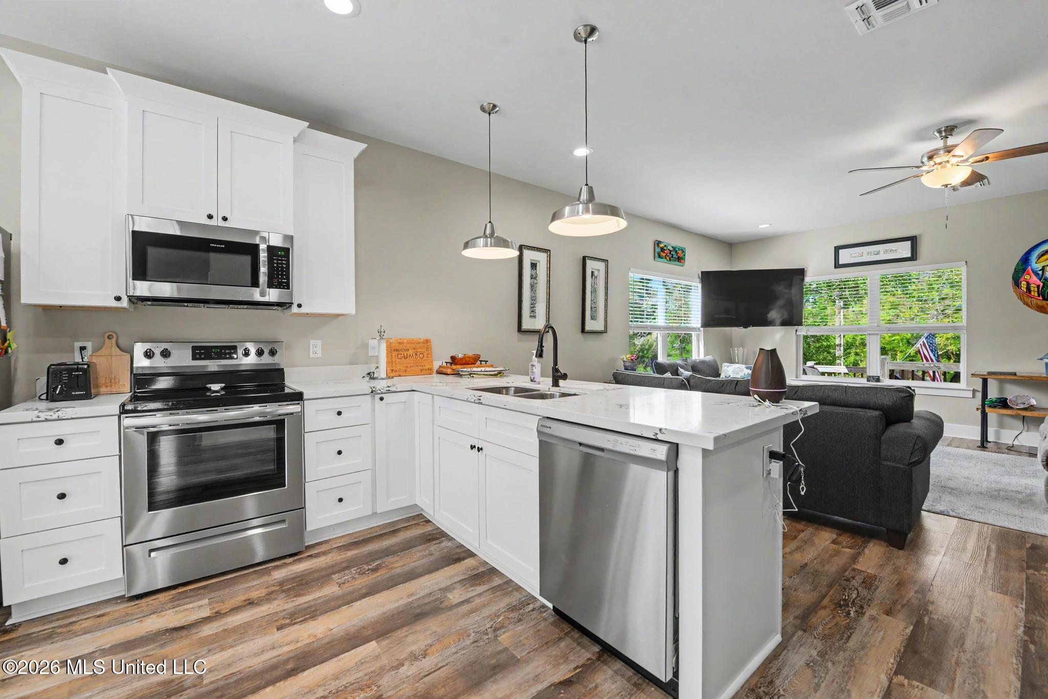 5114 Oak Street Property Photo 8