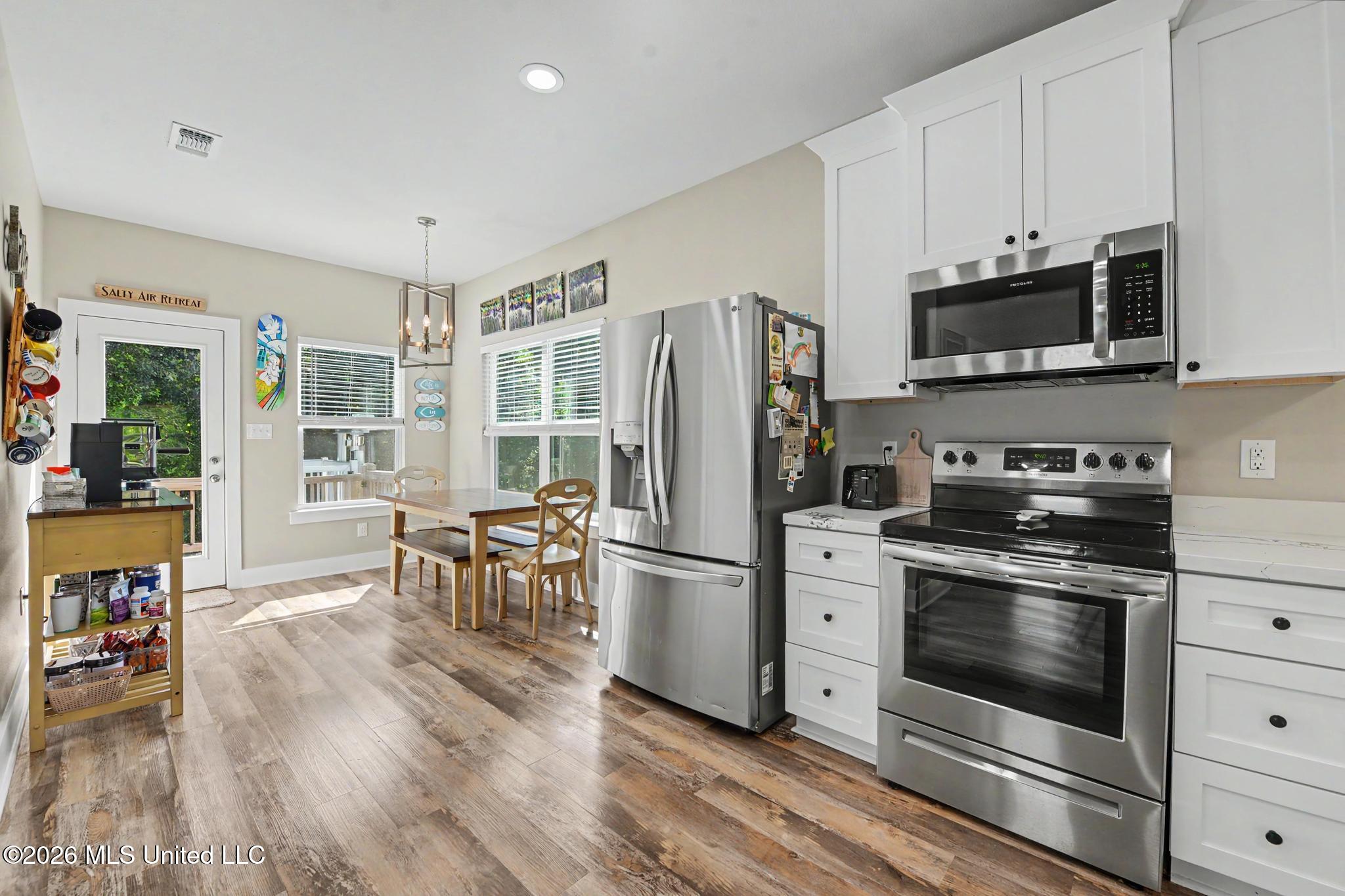 5114 Oak Street Property Photo 9