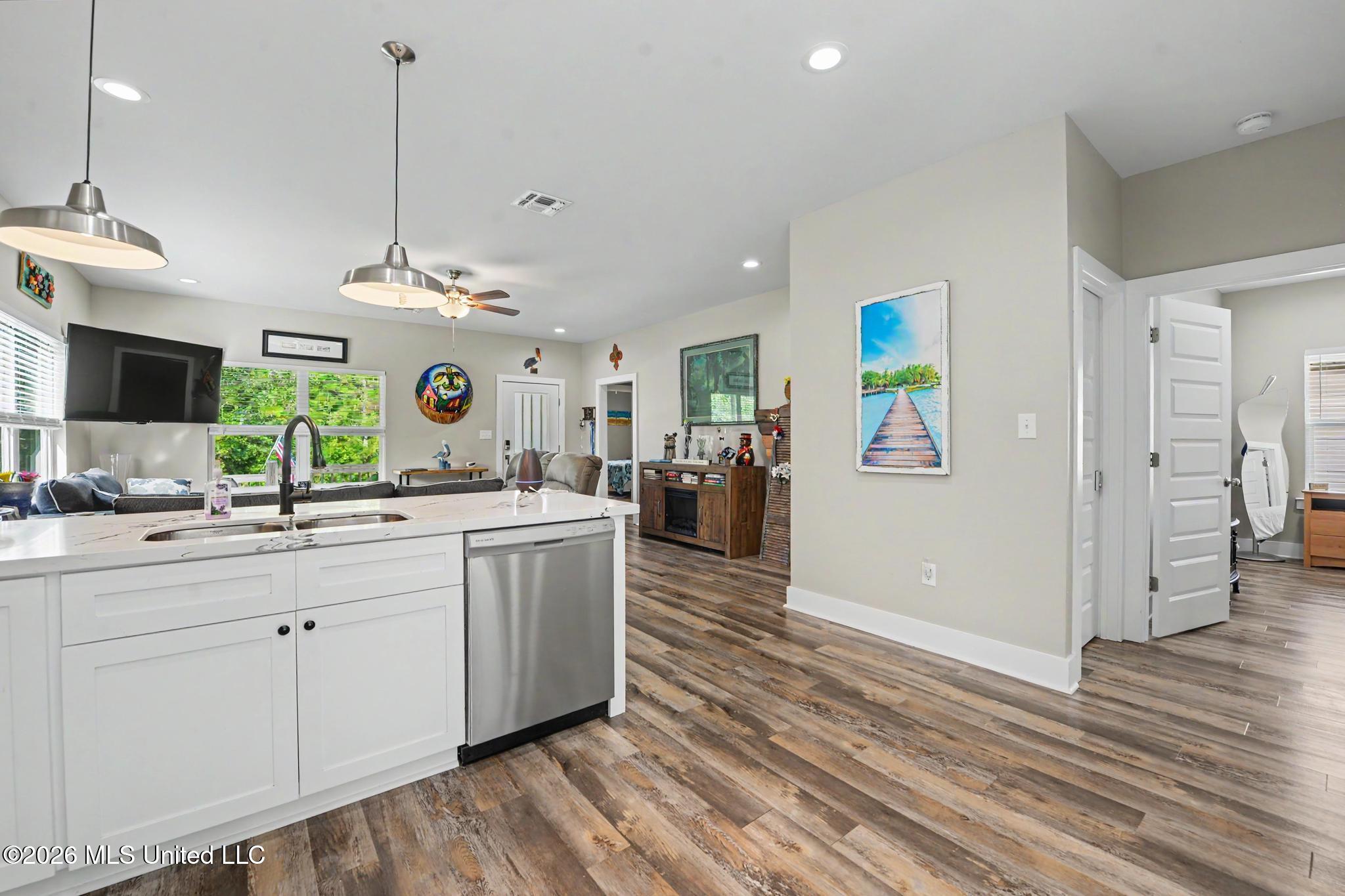 5114 Oak Street Property Photo 10