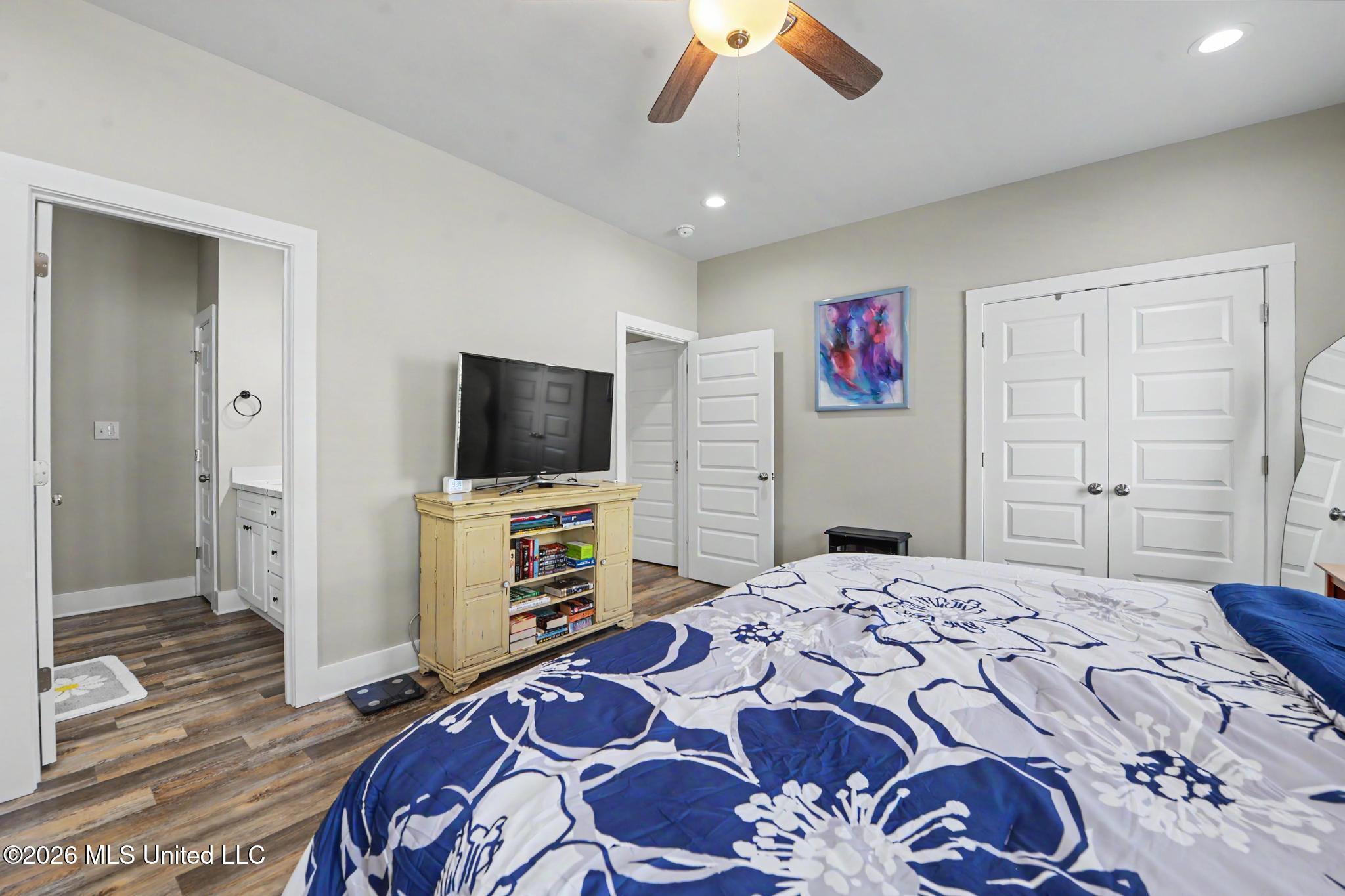 5114 Oak Street Property Photo 13