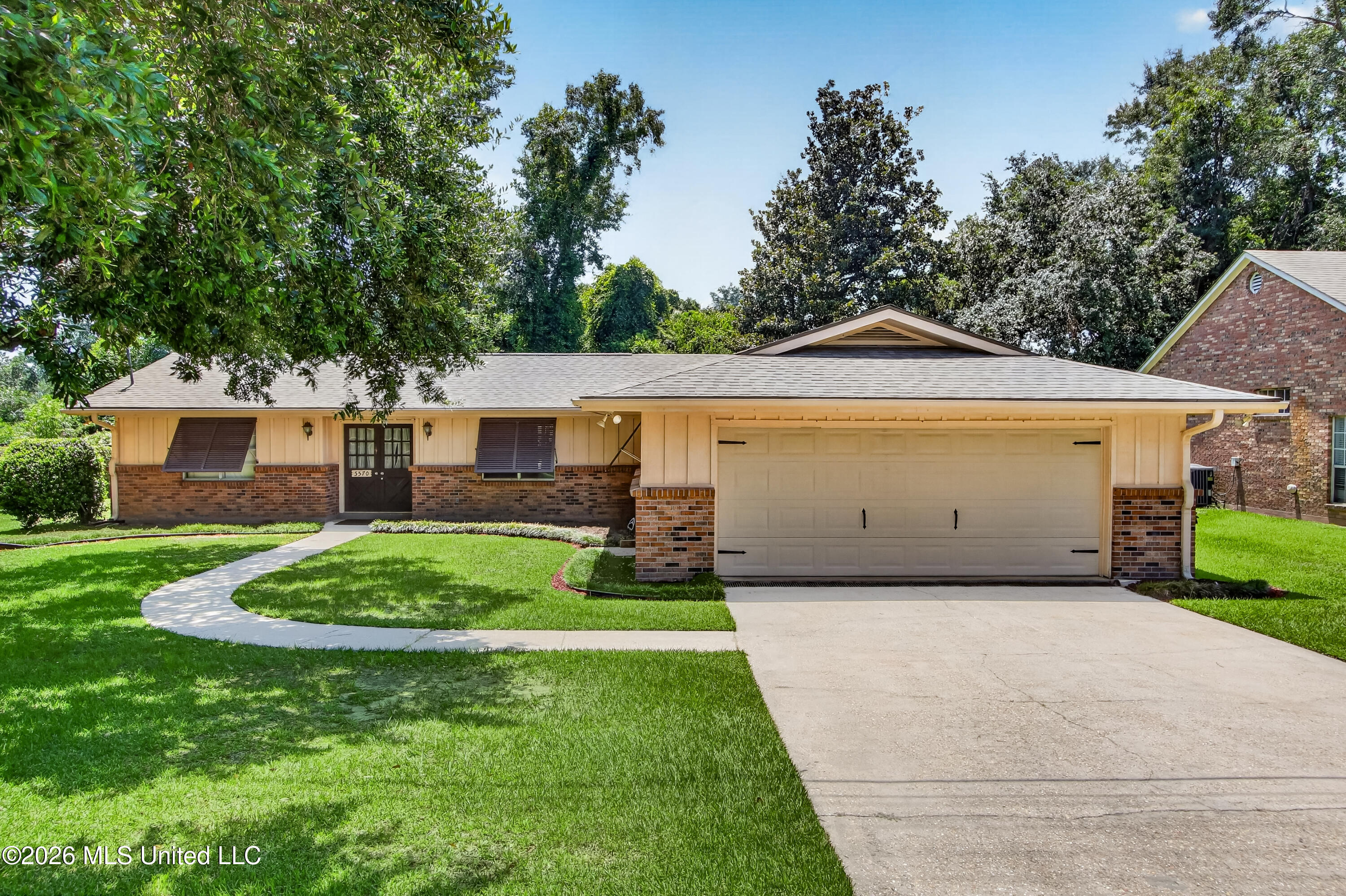 5570 E Diamondhead Drive Property Photo 2