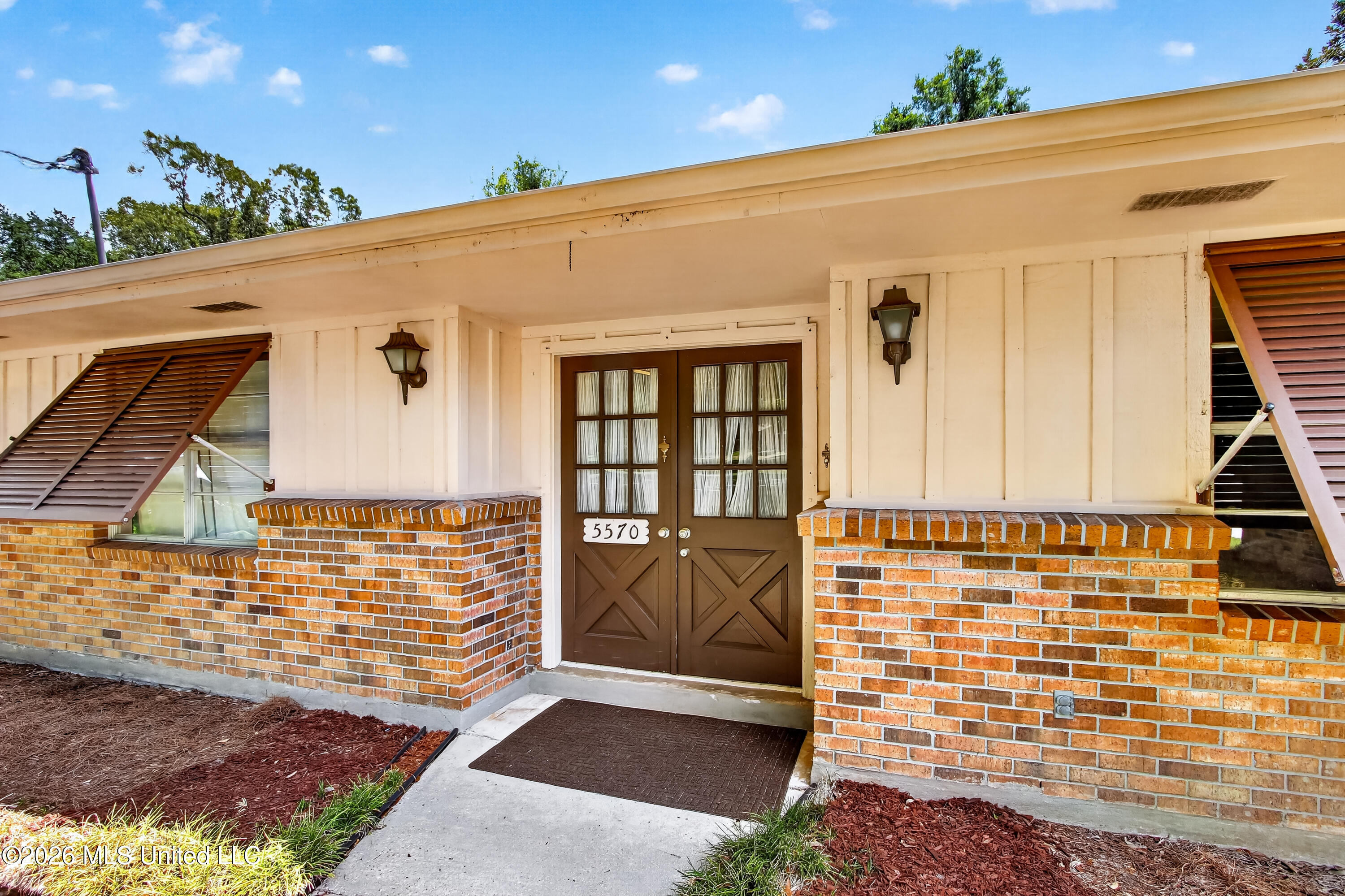 5570 E Diamondhead Drive Property Photo 3