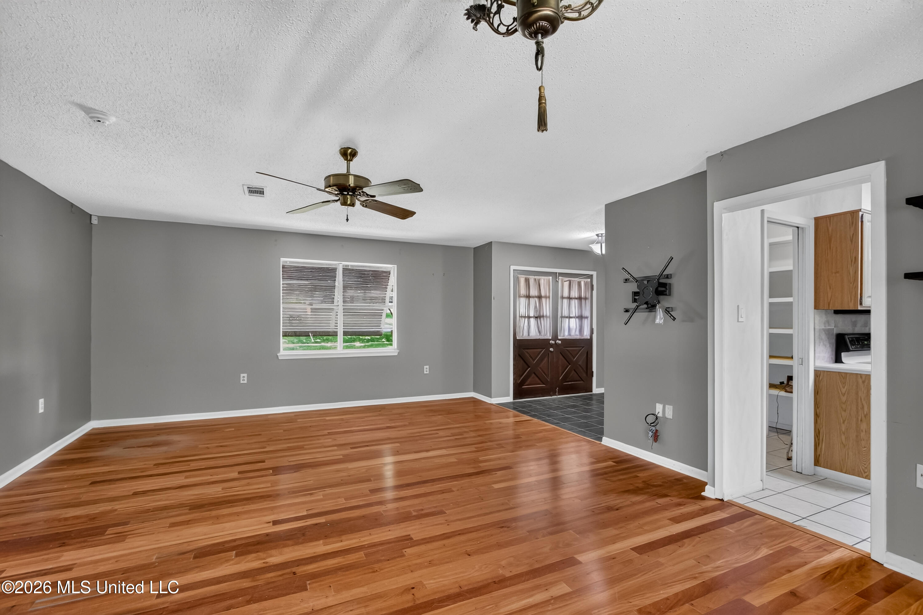 5570 E Diamondhead Drive Property Photo 4