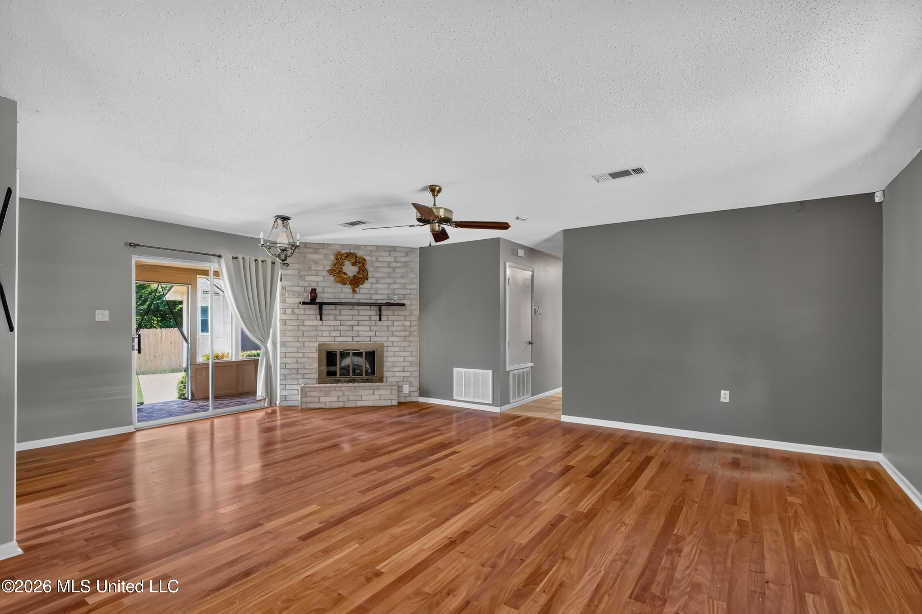 5570 E Diamondhead Drive Property Photo 6